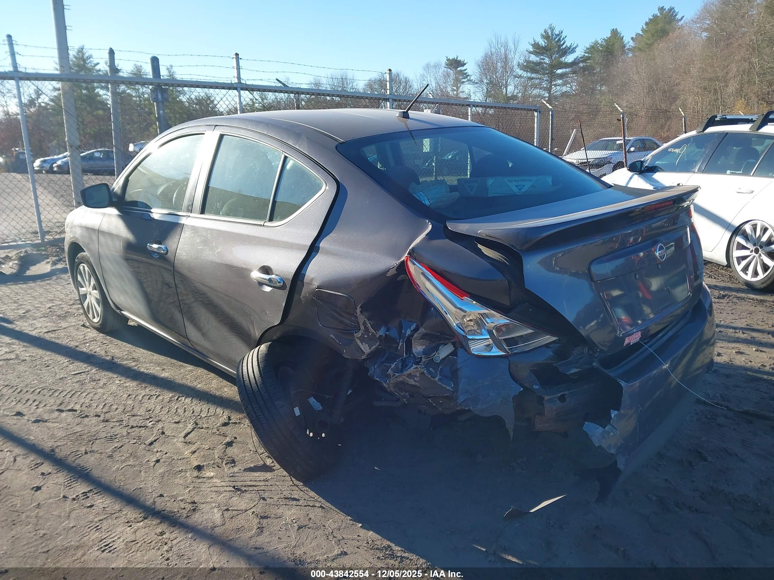 NISSAN VERSA image 3