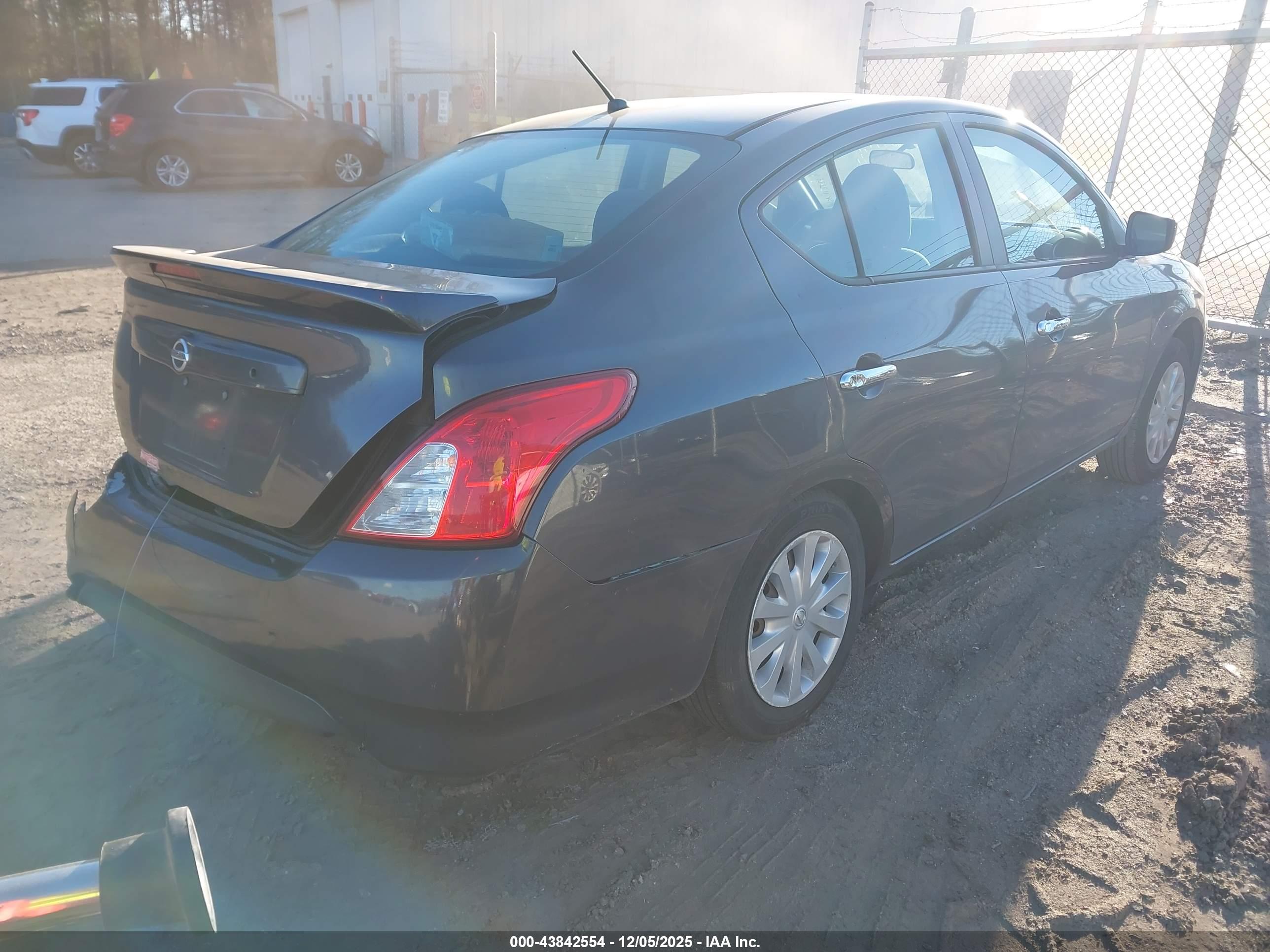 NISSAN VERSA image 4
