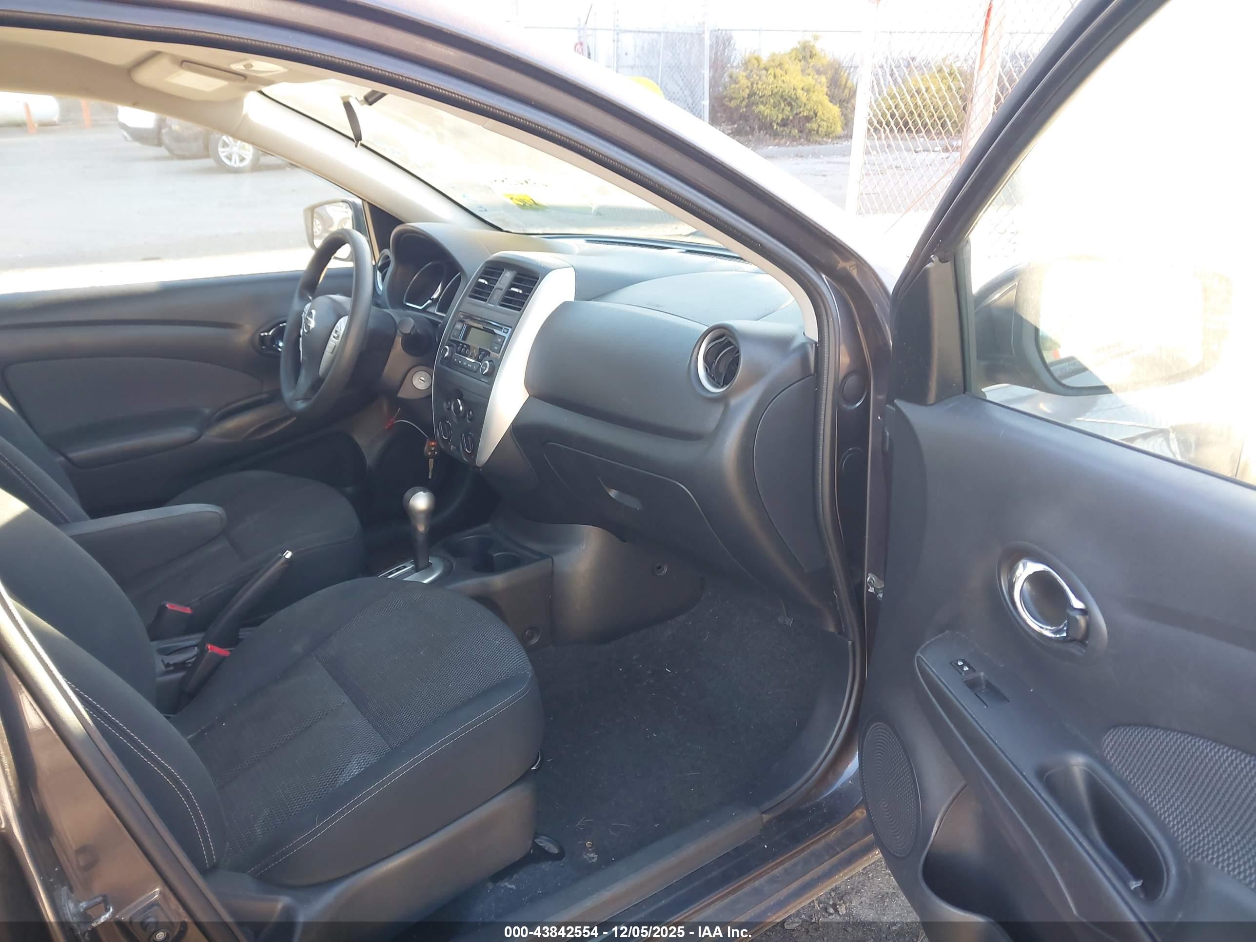 NISSAN VERSA image 5