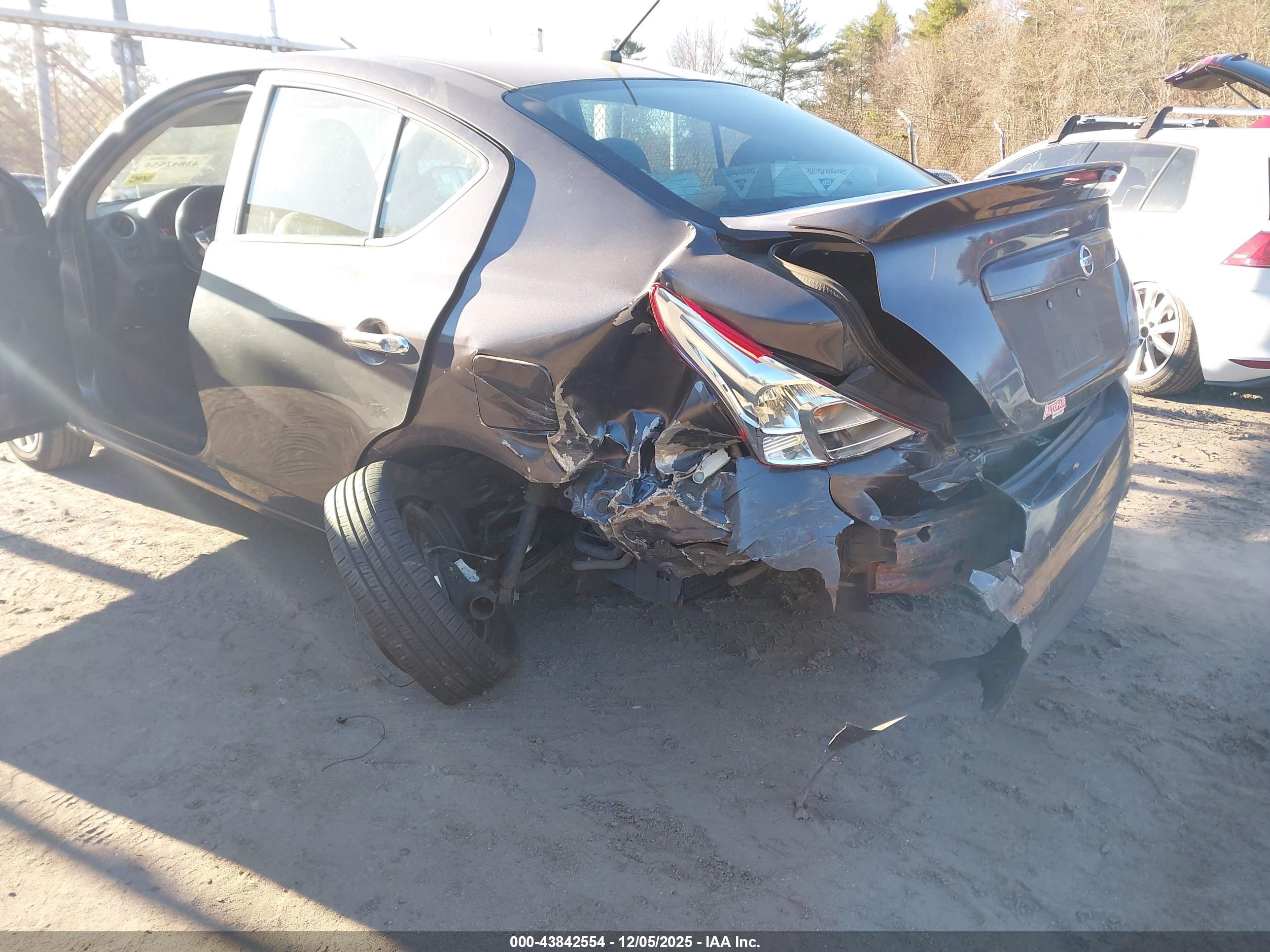 NISSAN VERSA image 6