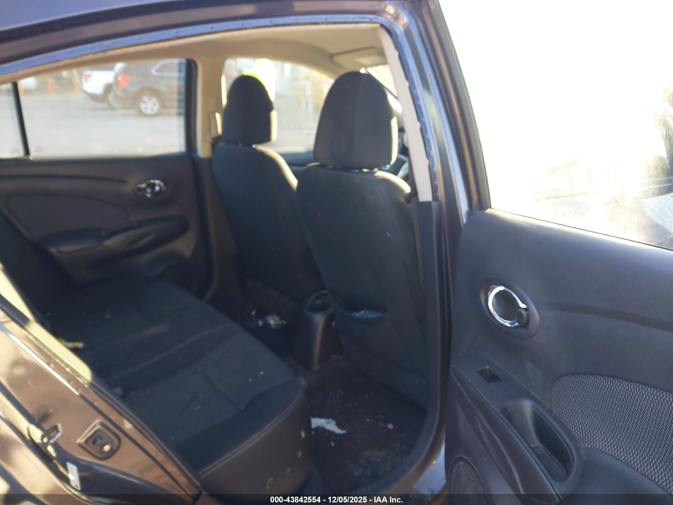 NISSAN VERSA image 8
