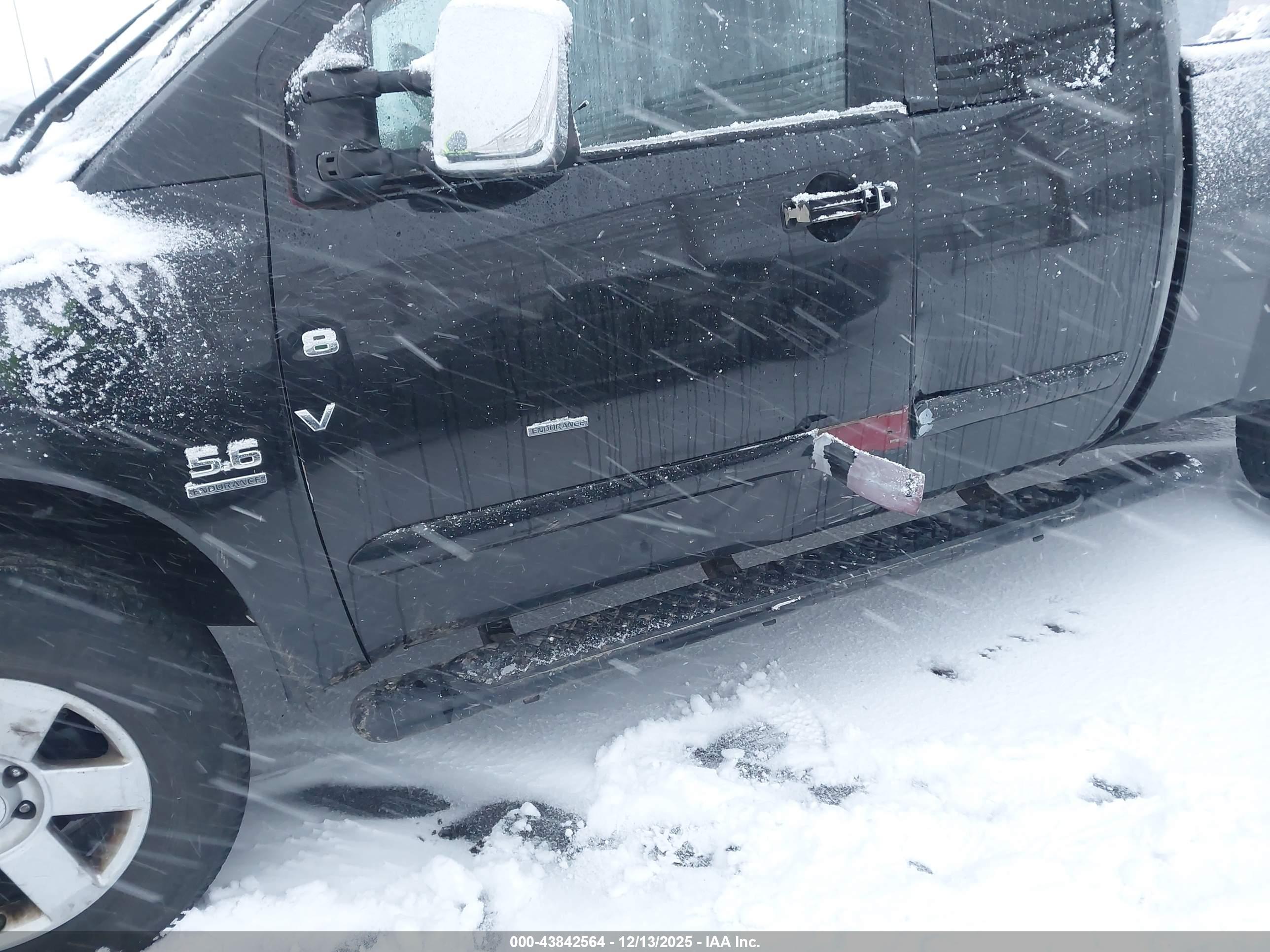 NISSAN TITAN image 6