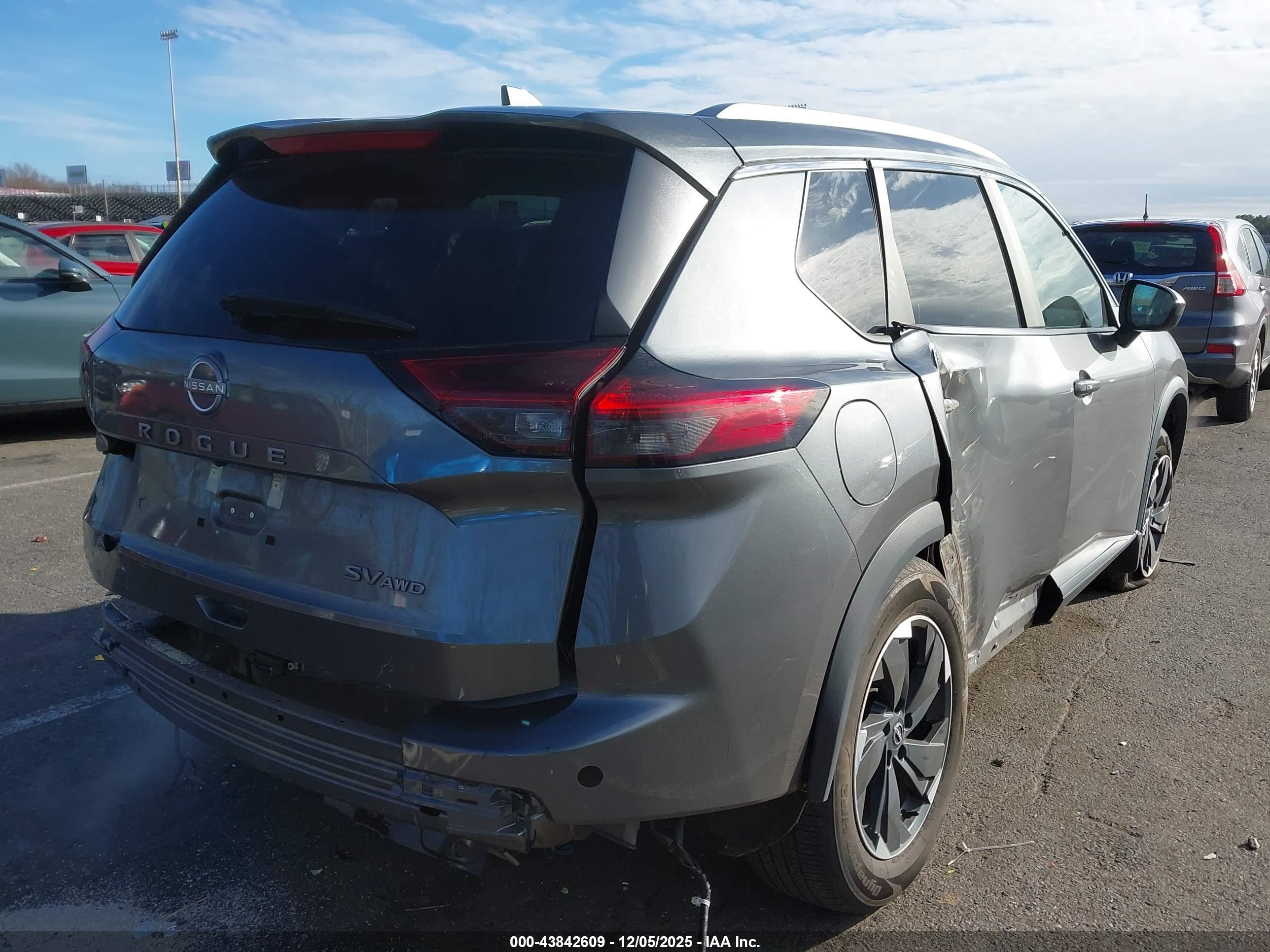 NISSAN ROGUE image 4