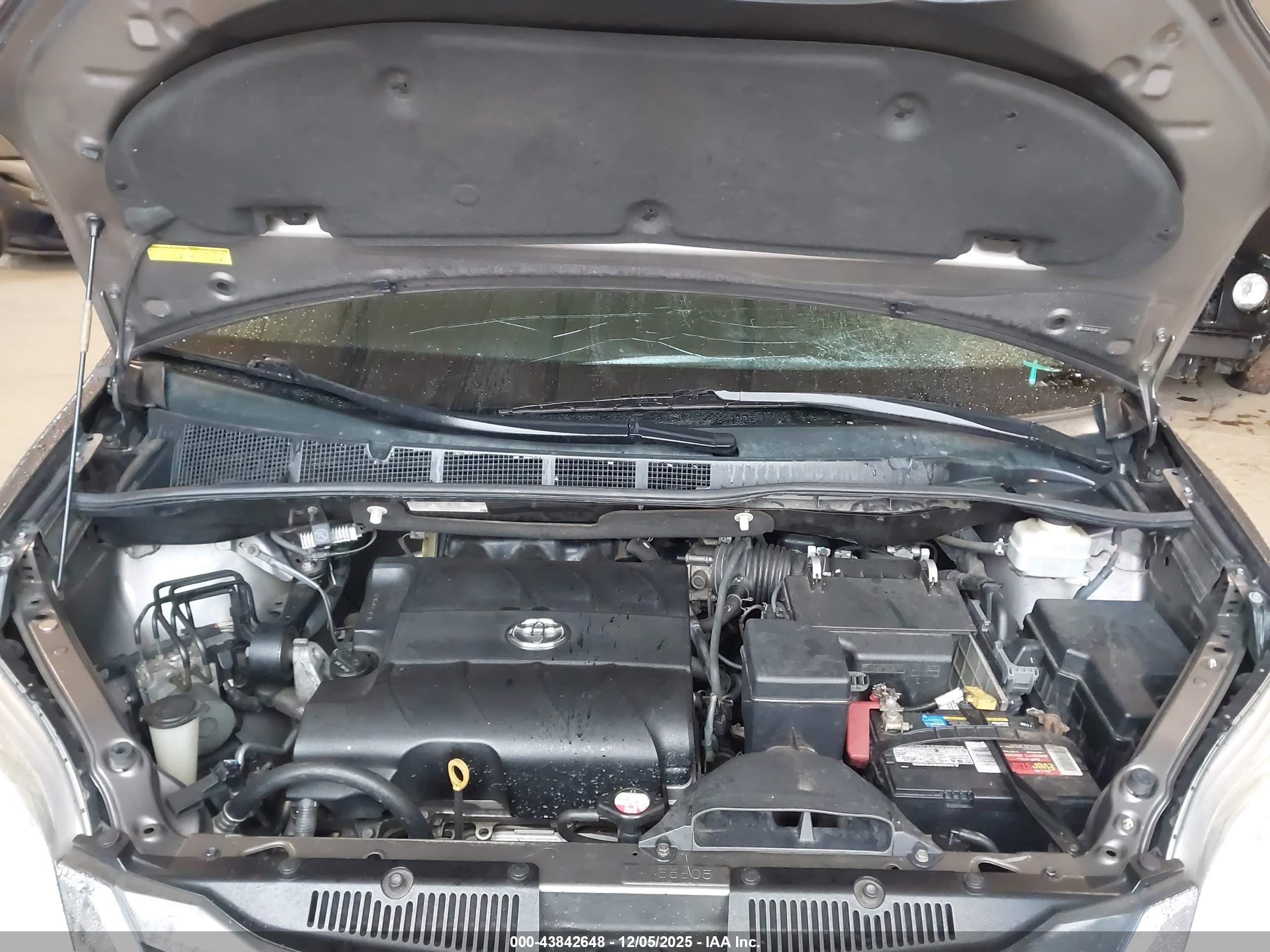 TOYOTA SIENNA image 10