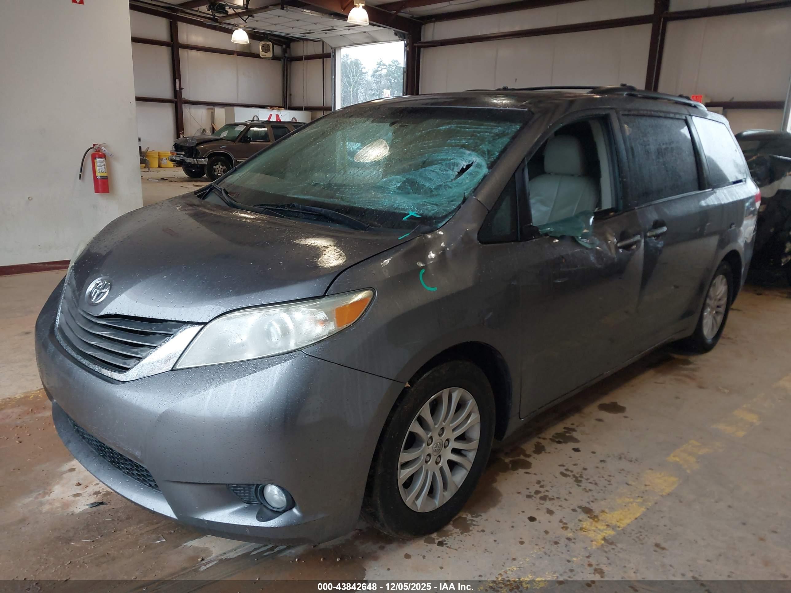 TOYOTA SIENNA image 2
