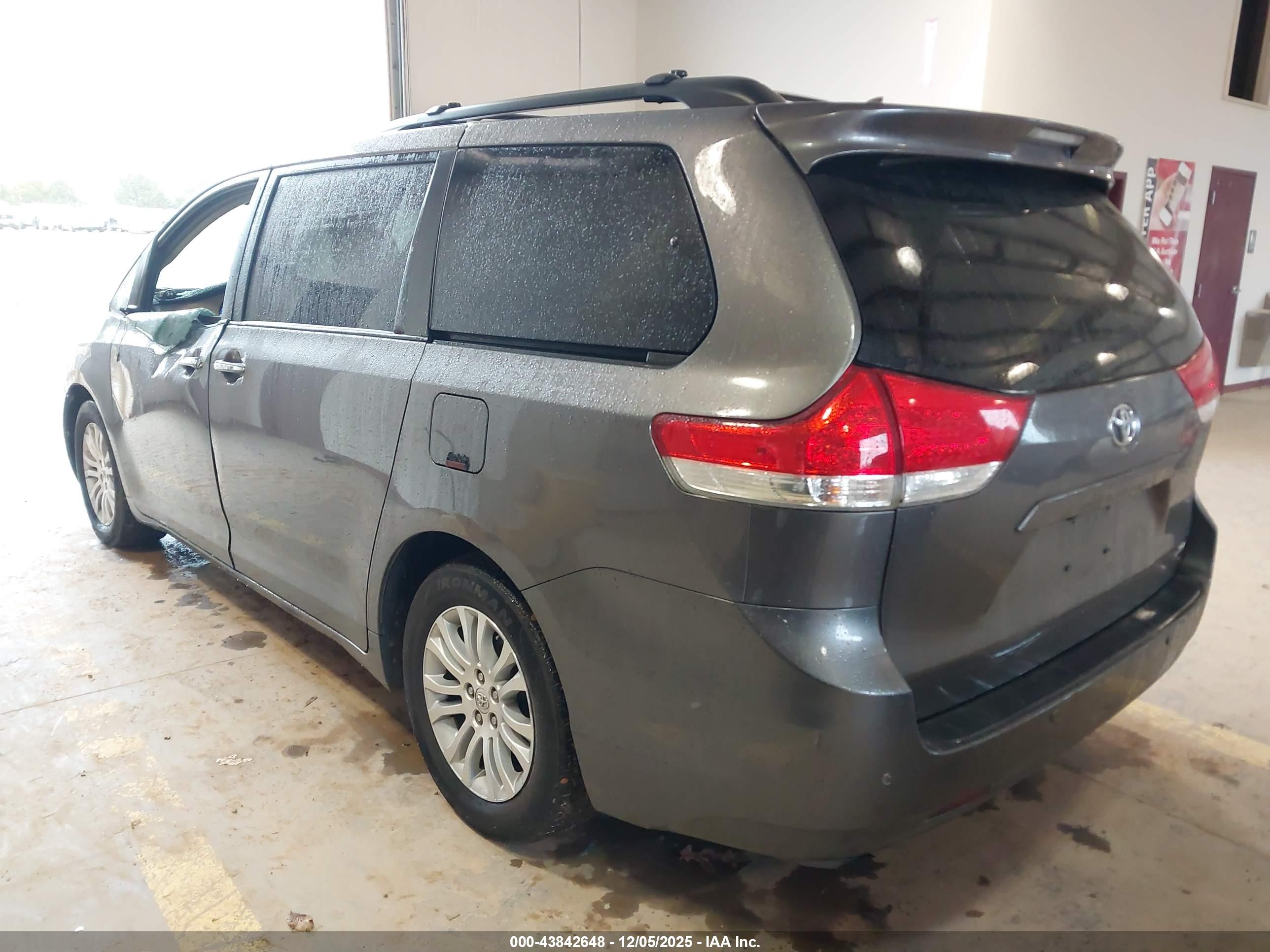 TOYOTA SIENNA image 3