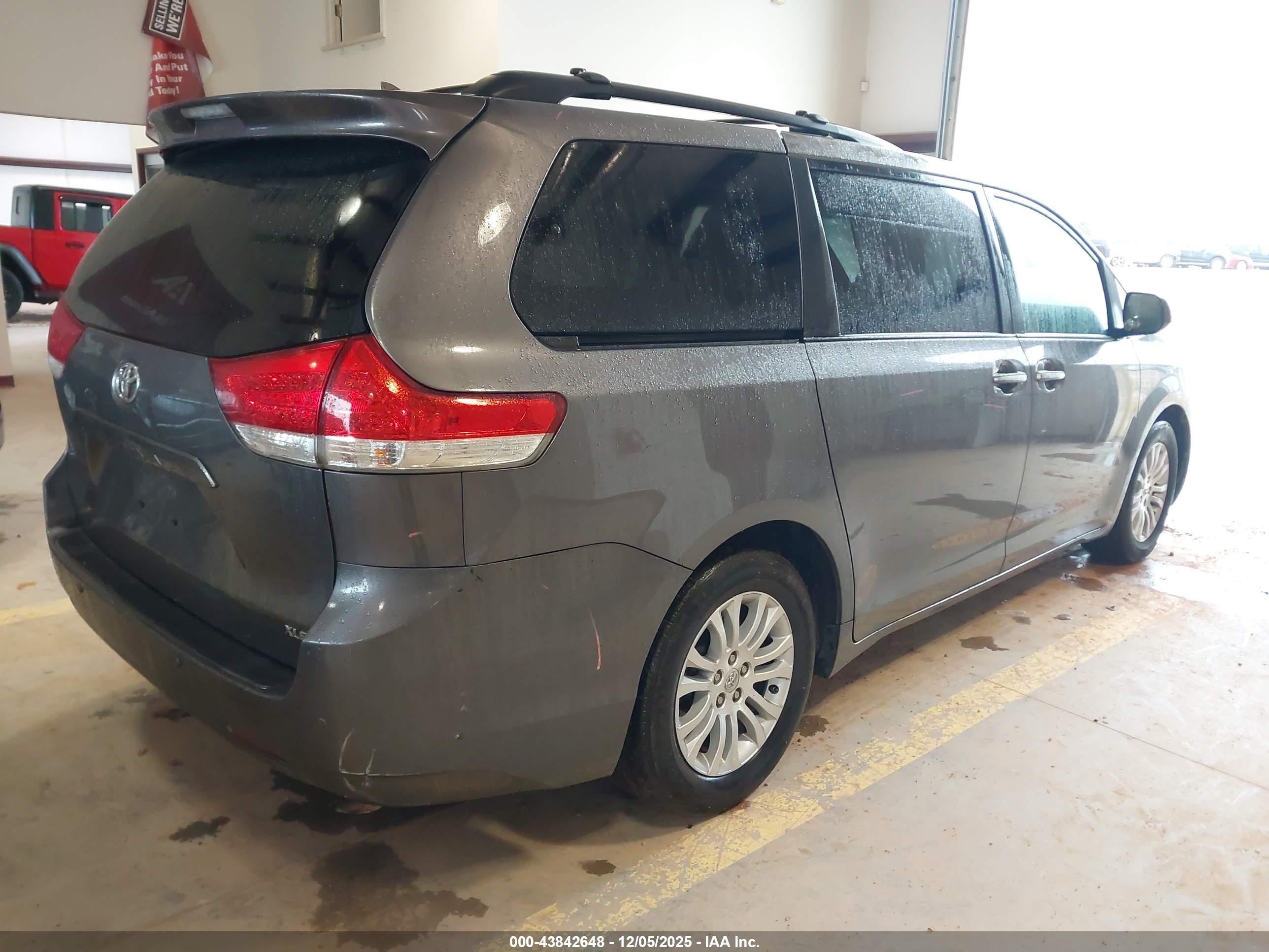 TOYOTA SIENNA image 4