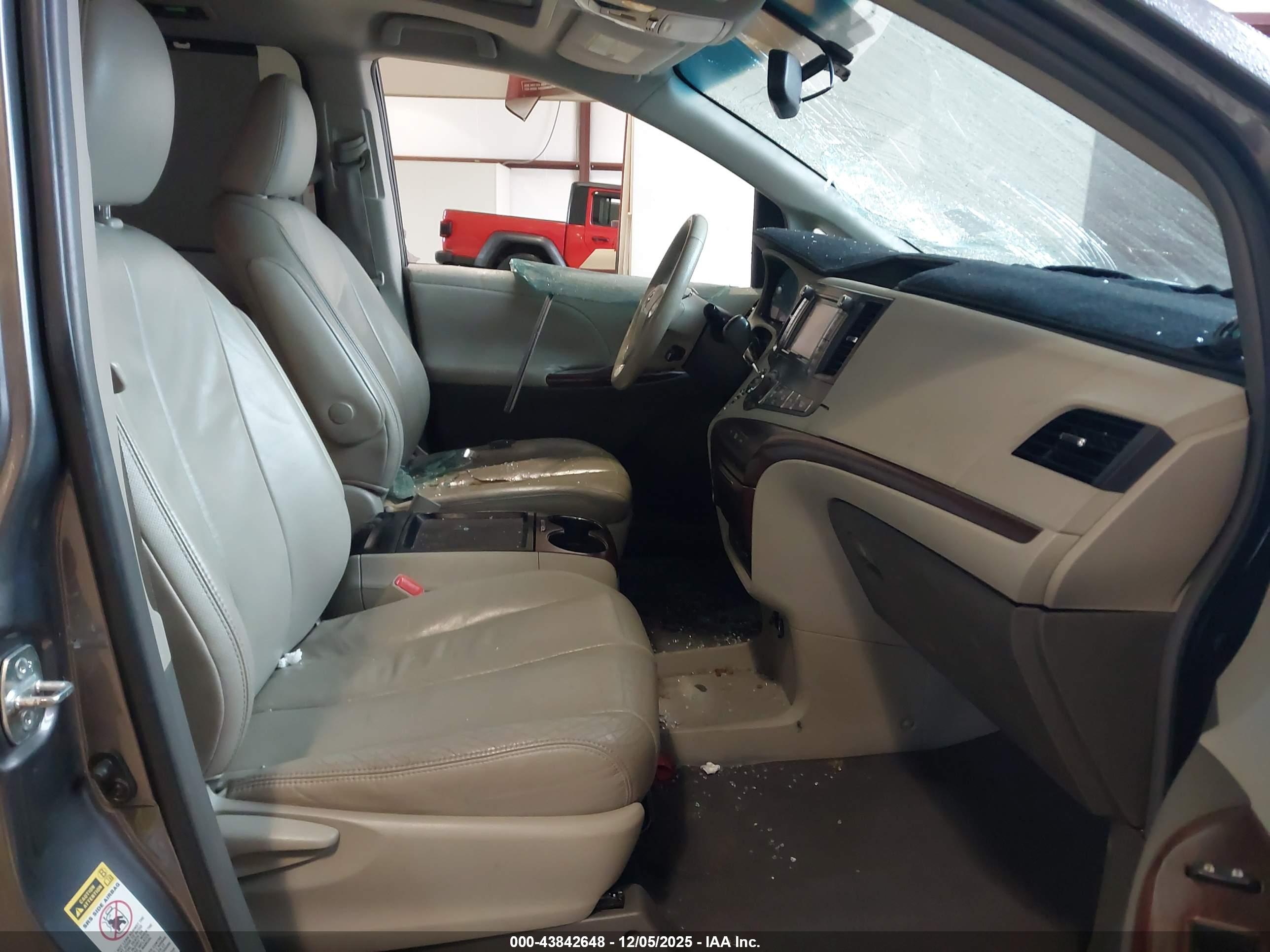 TOYOTA SIENNA image 5