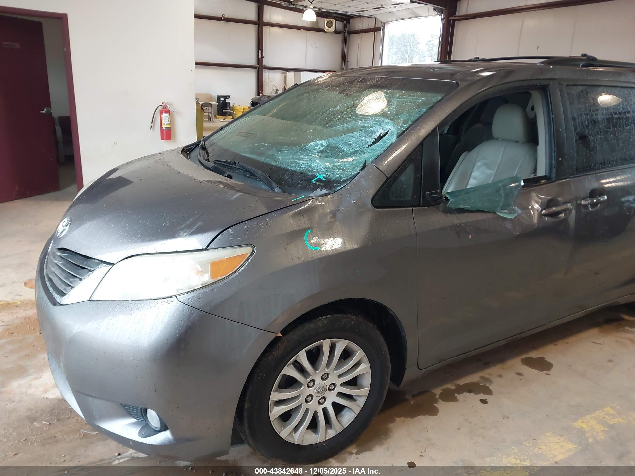 TOYOTA SIENNA image 6