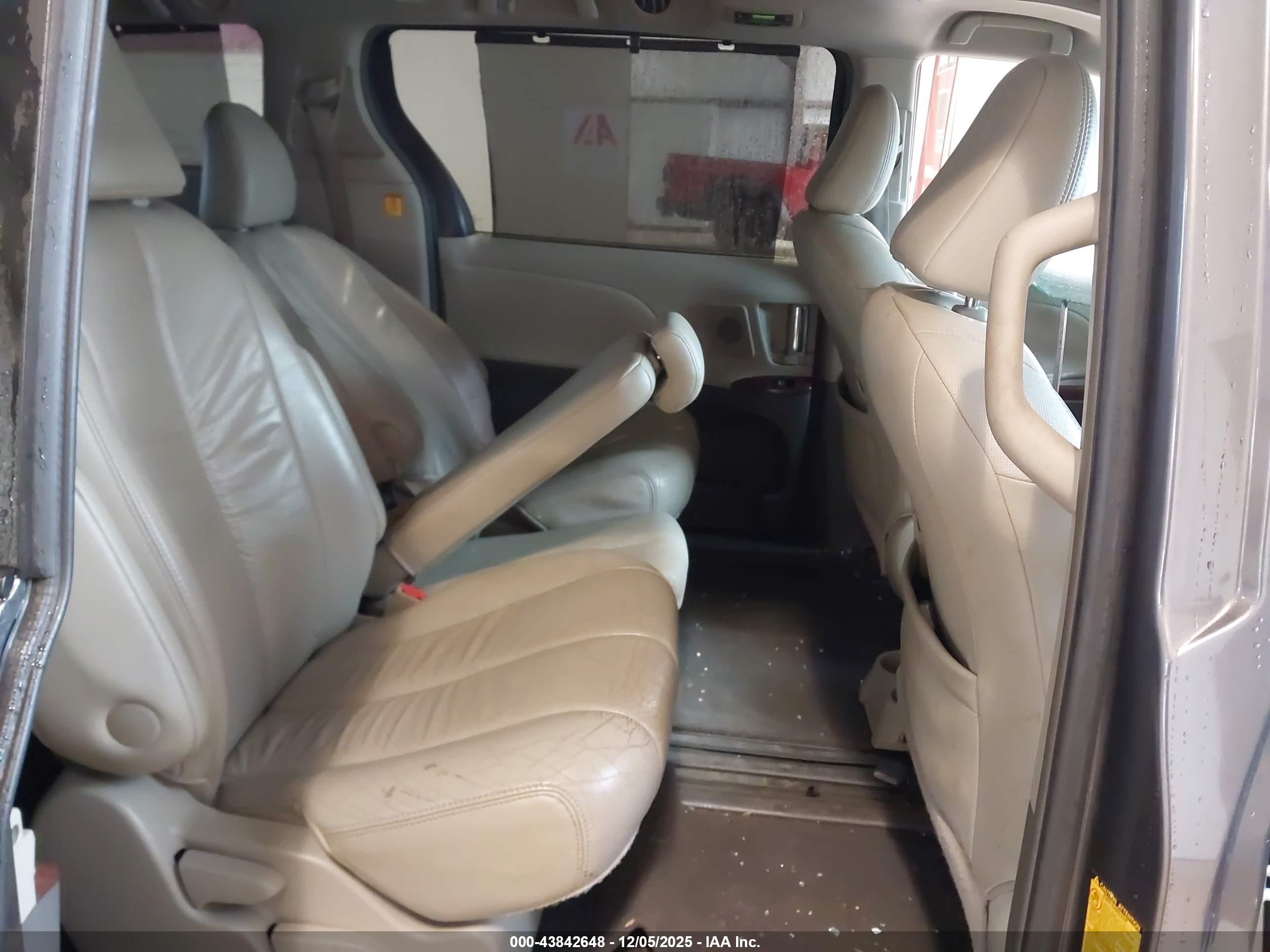 TOYOTA SIENNA image 8