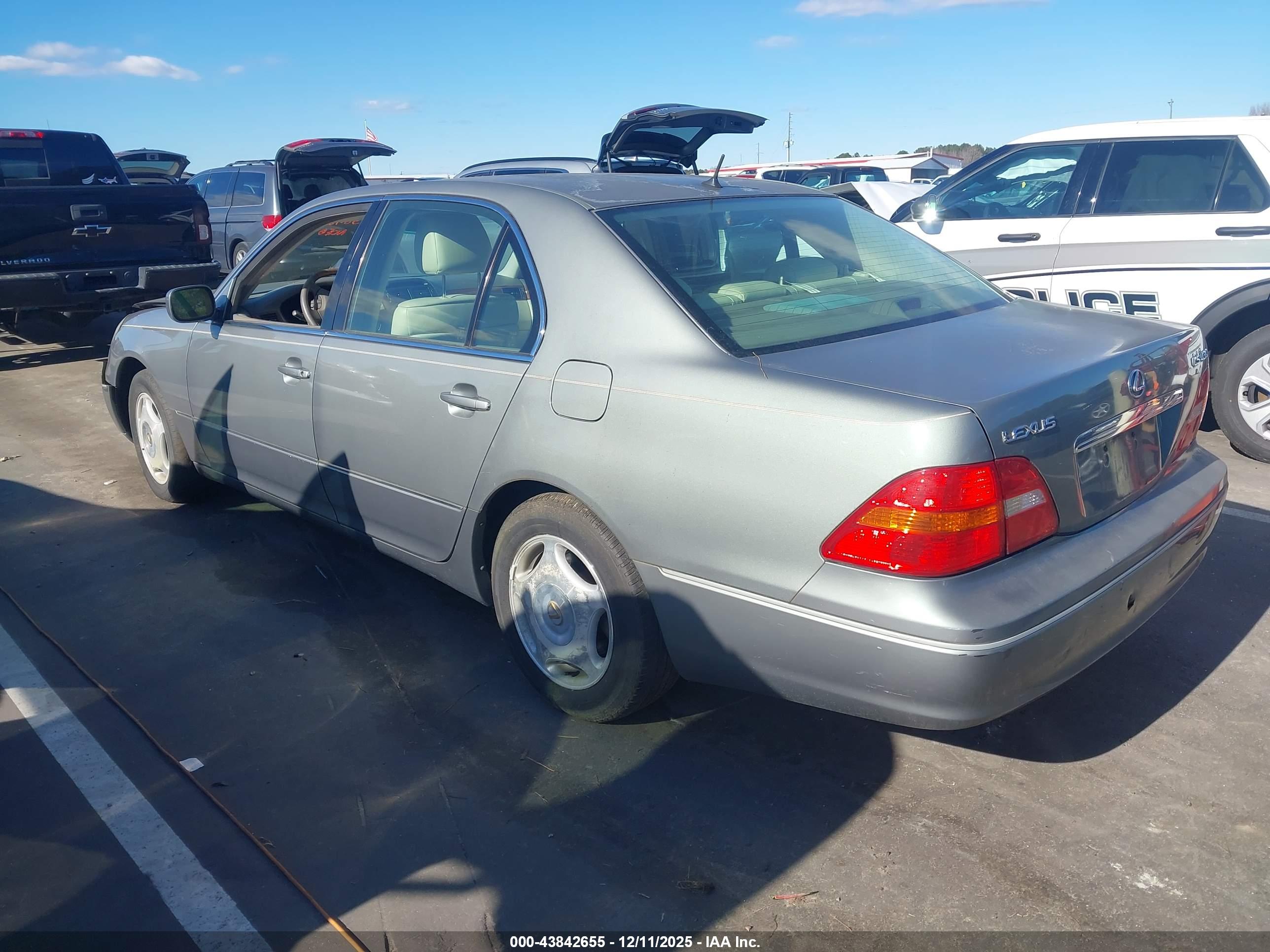 LEXUS LS image 3