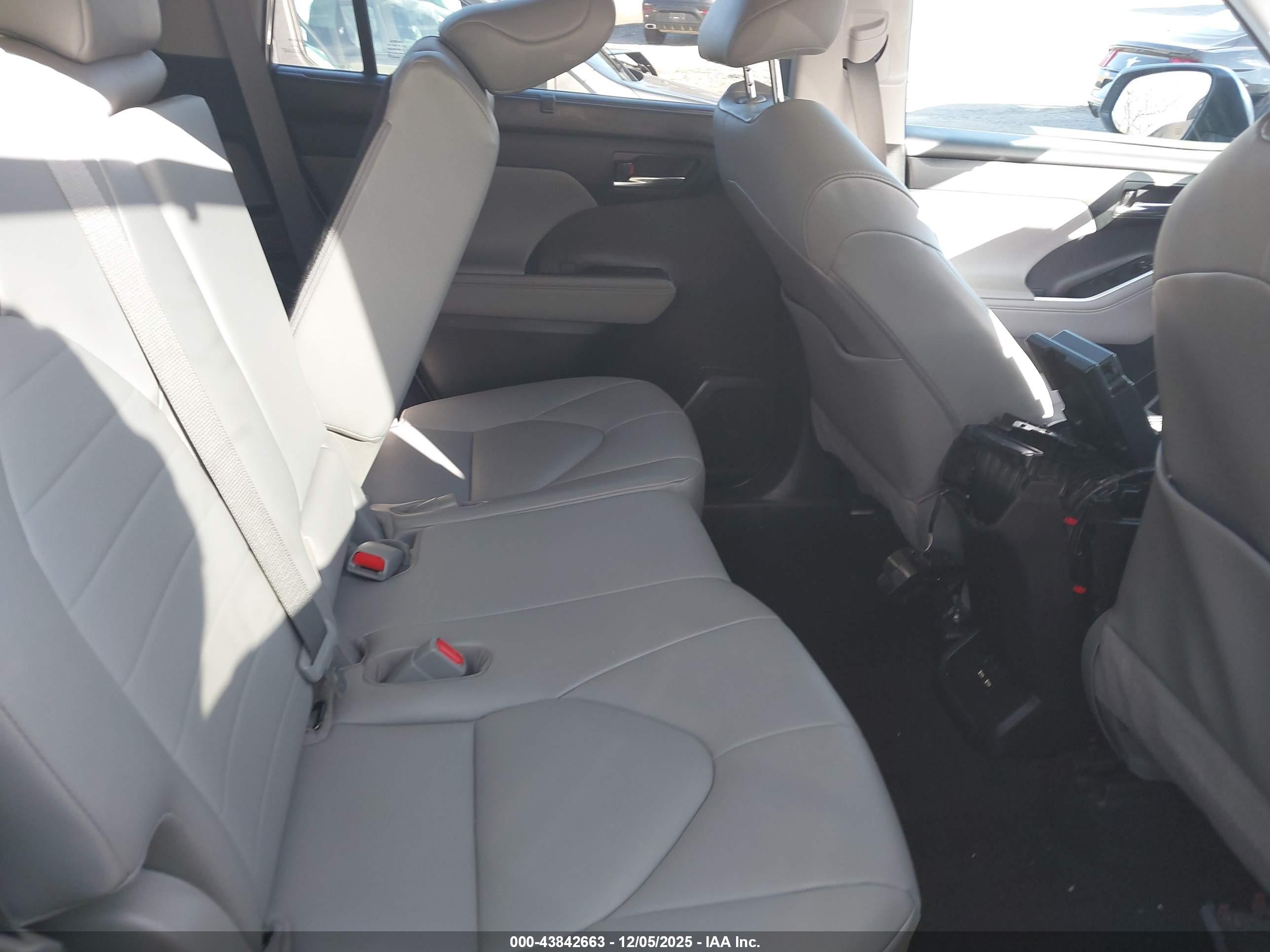 TOYOTA HIGHLANDER image 8