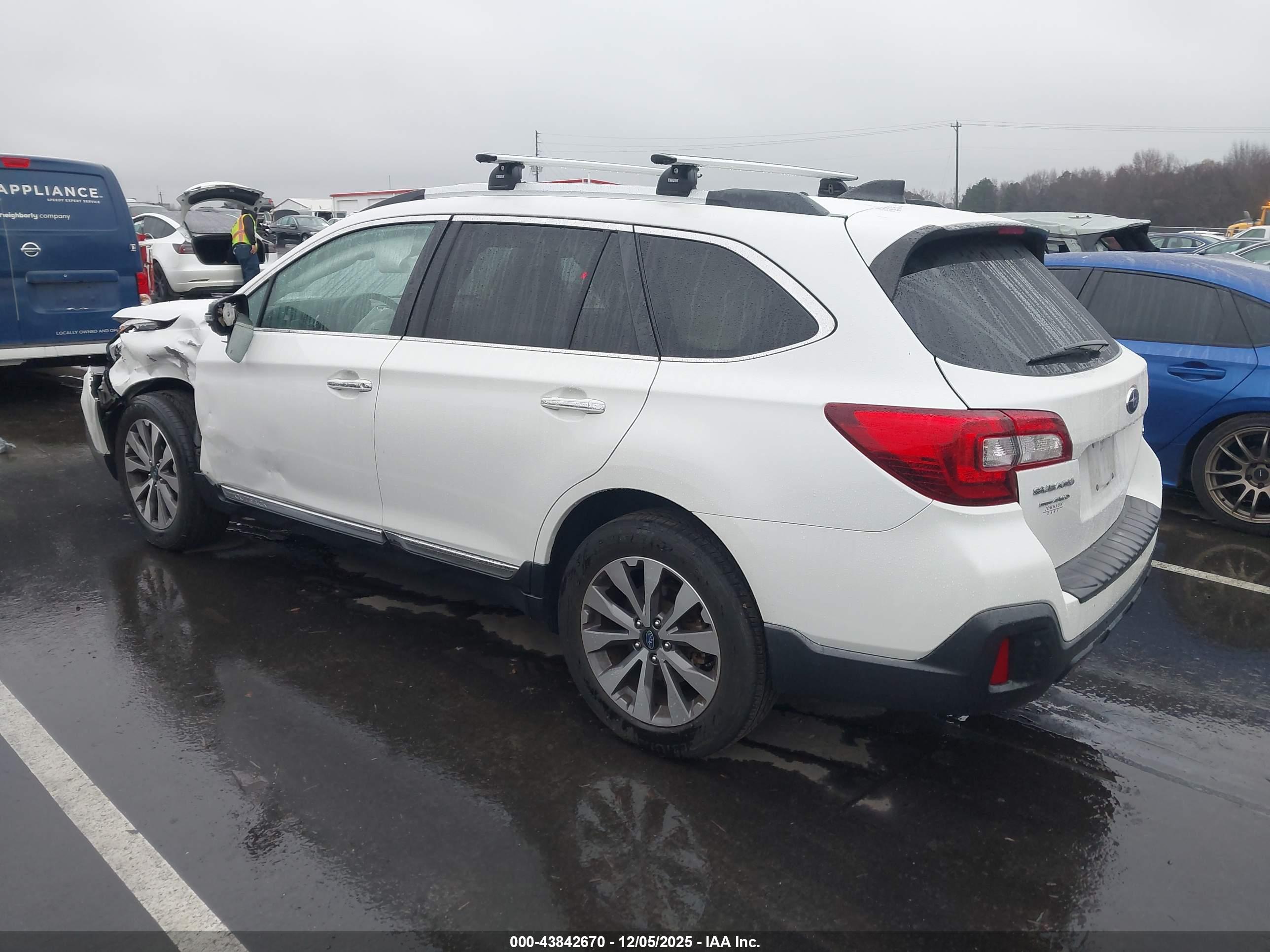 SUBARU OUTBACK image 3