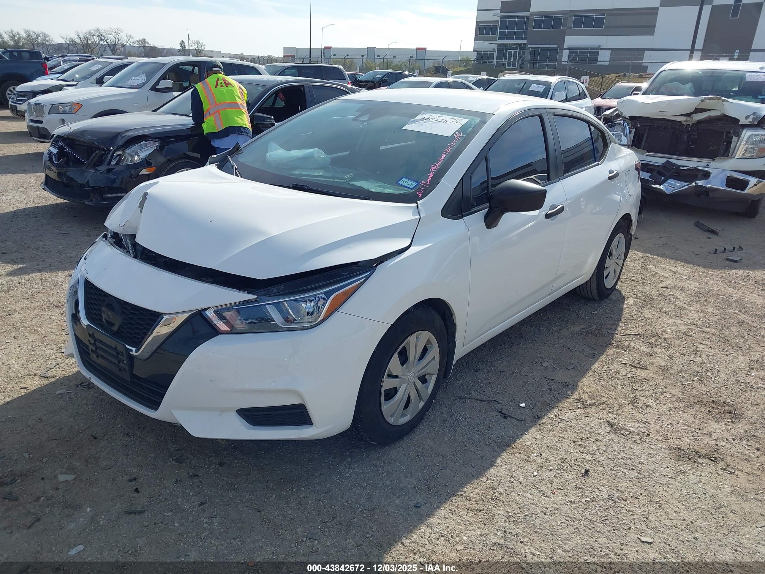 NISSAN VERSA image 2