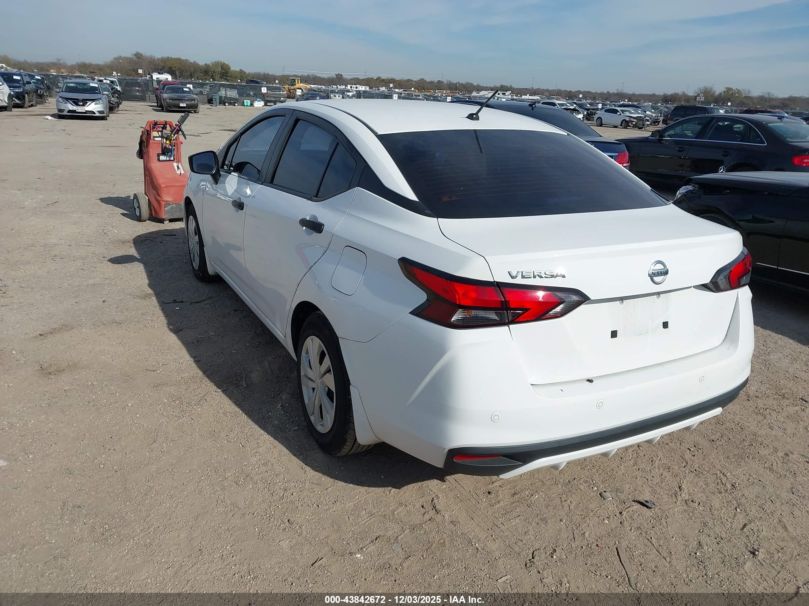 NISSAN VERSA image 3