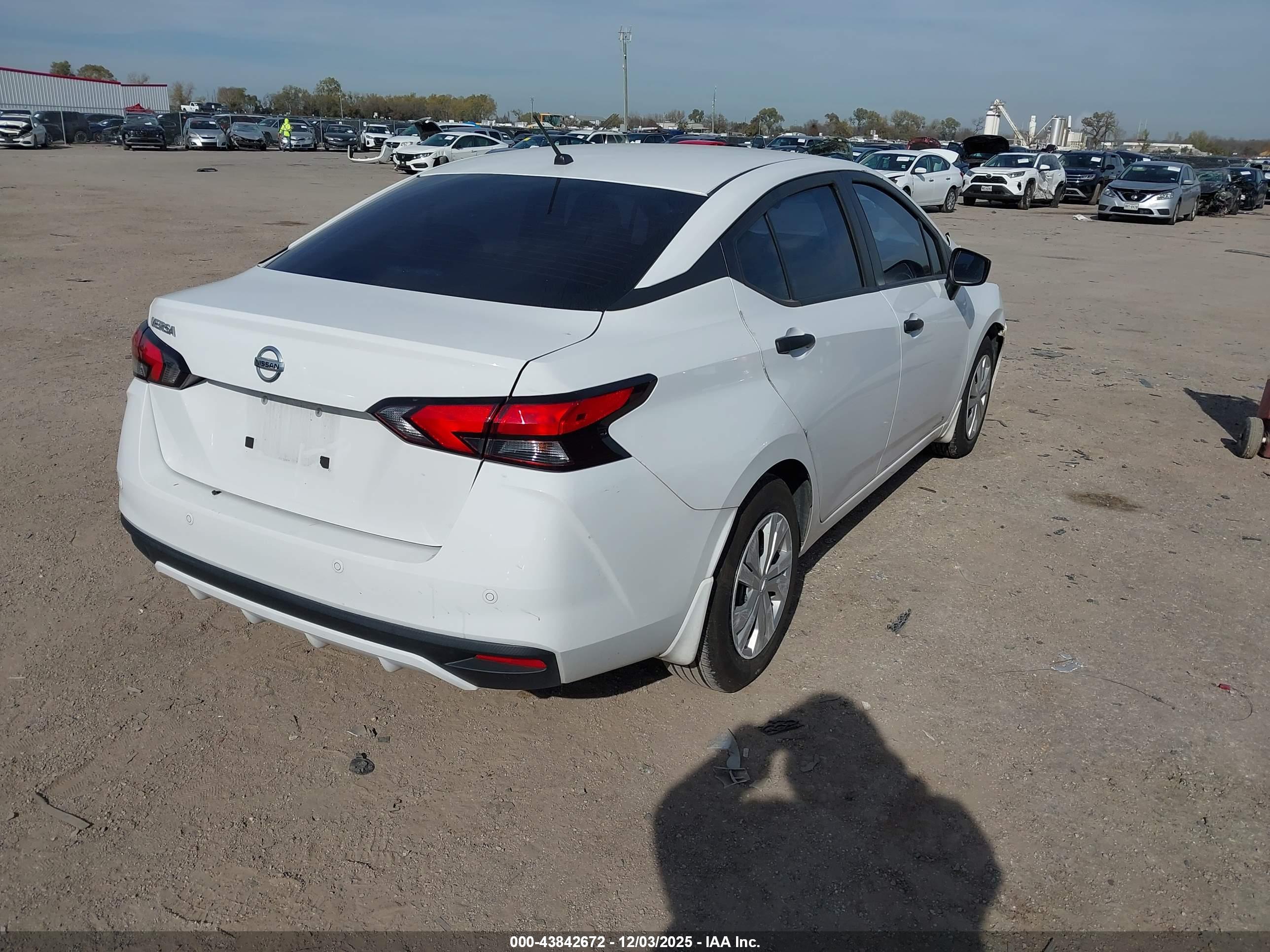 NISSAN VERSA image 4
