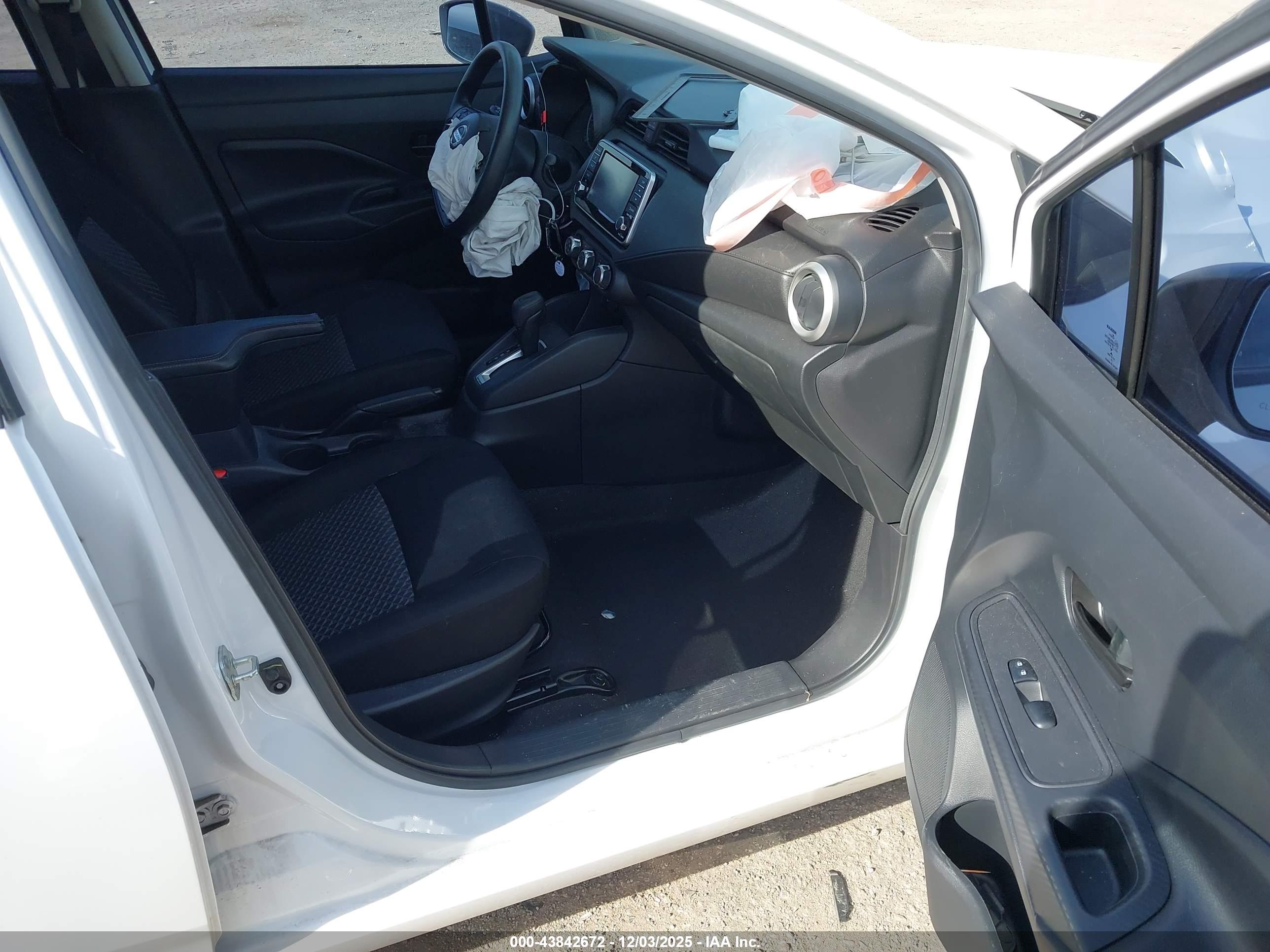 NISSAN VERSA image 5