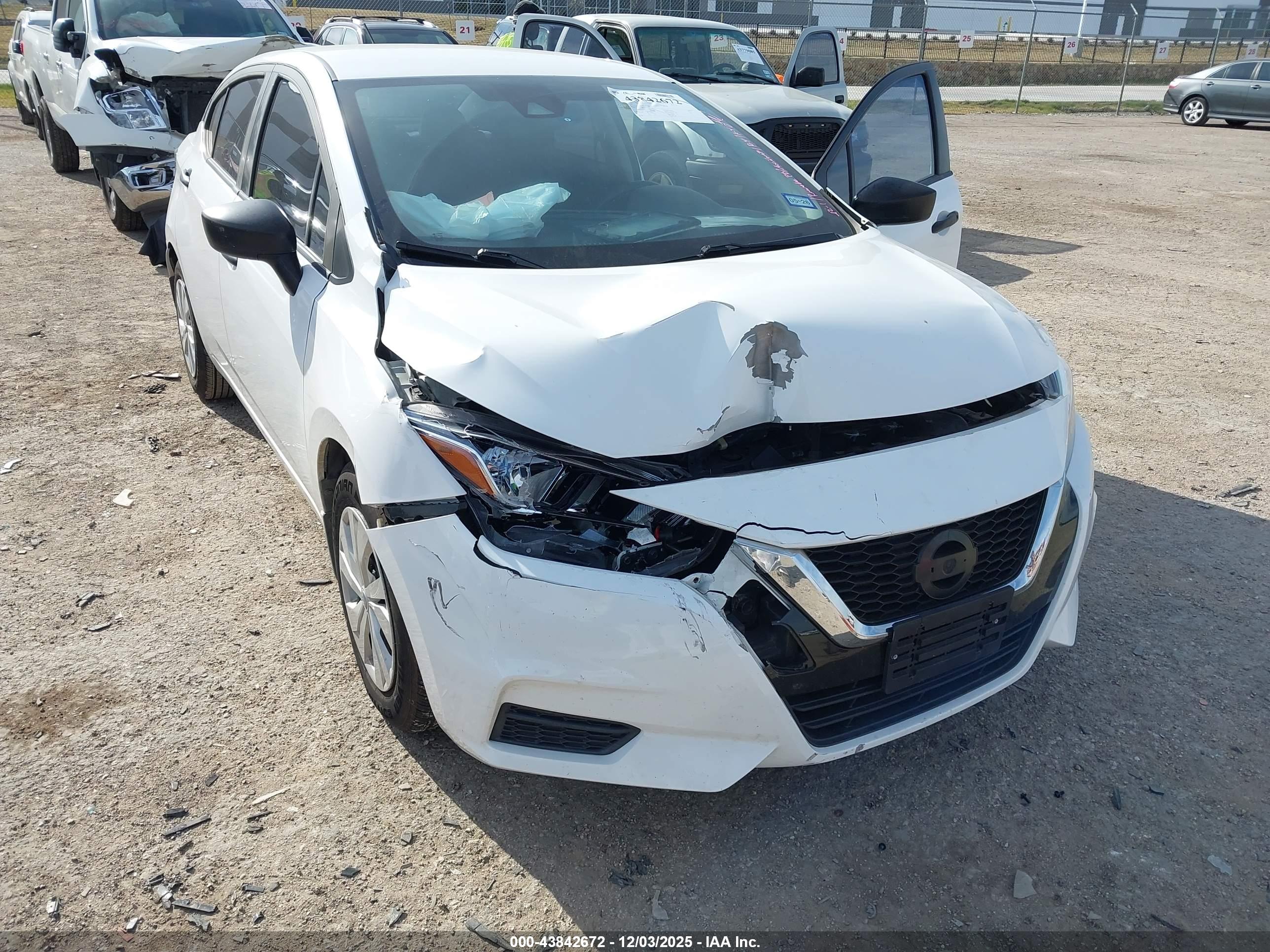 NISSAN VERSA image 6