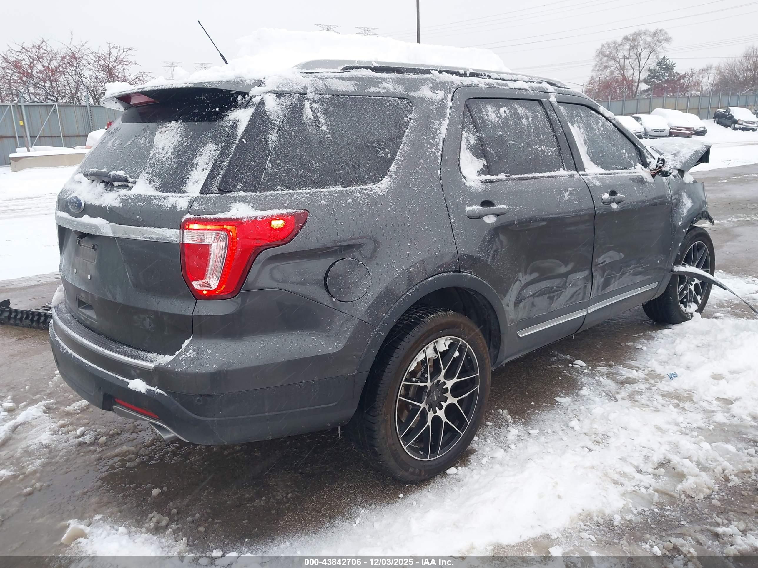 FORD EXPLORER image 4