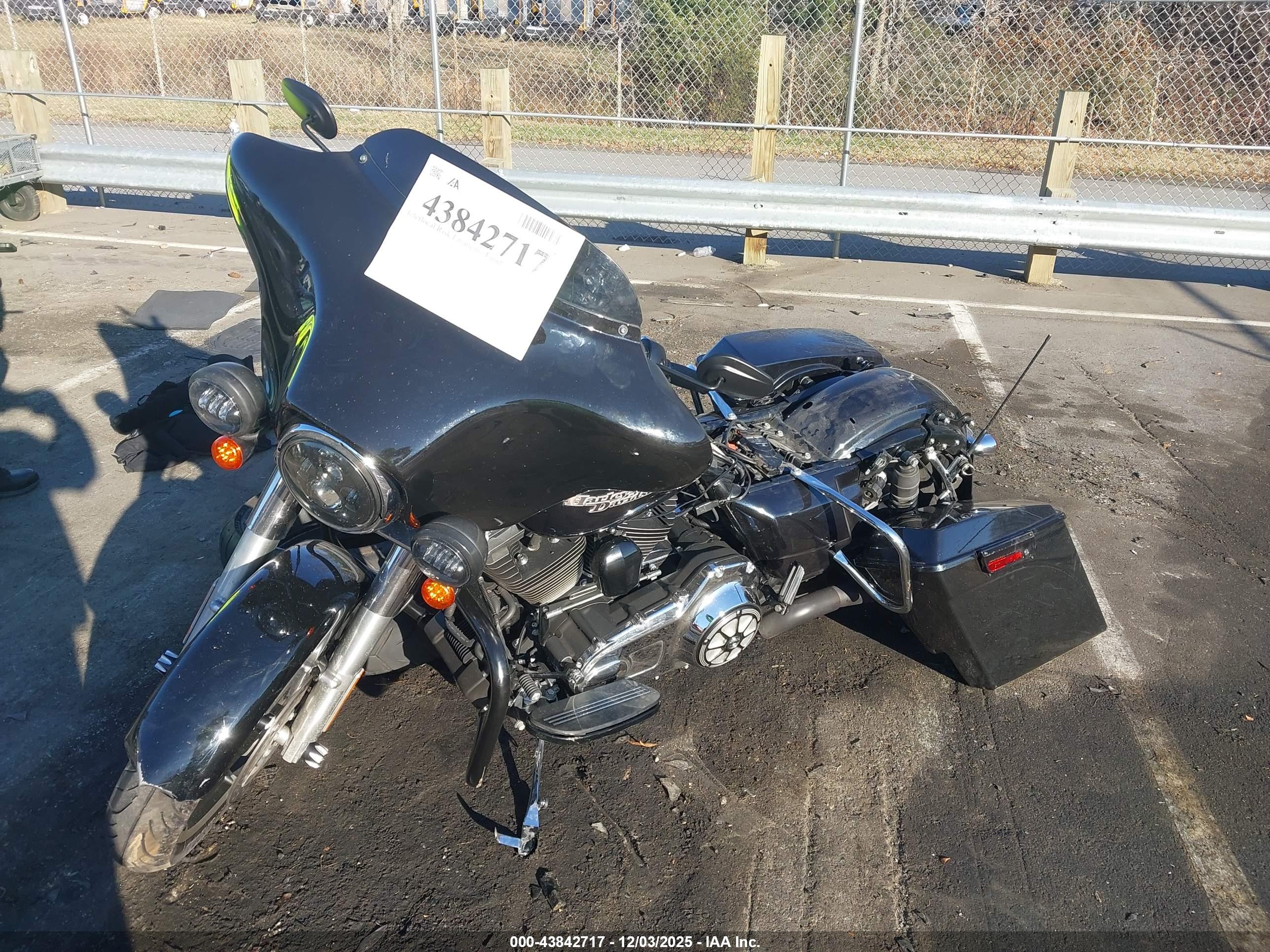 HARLEY-DAVIDSON FLHX image 2