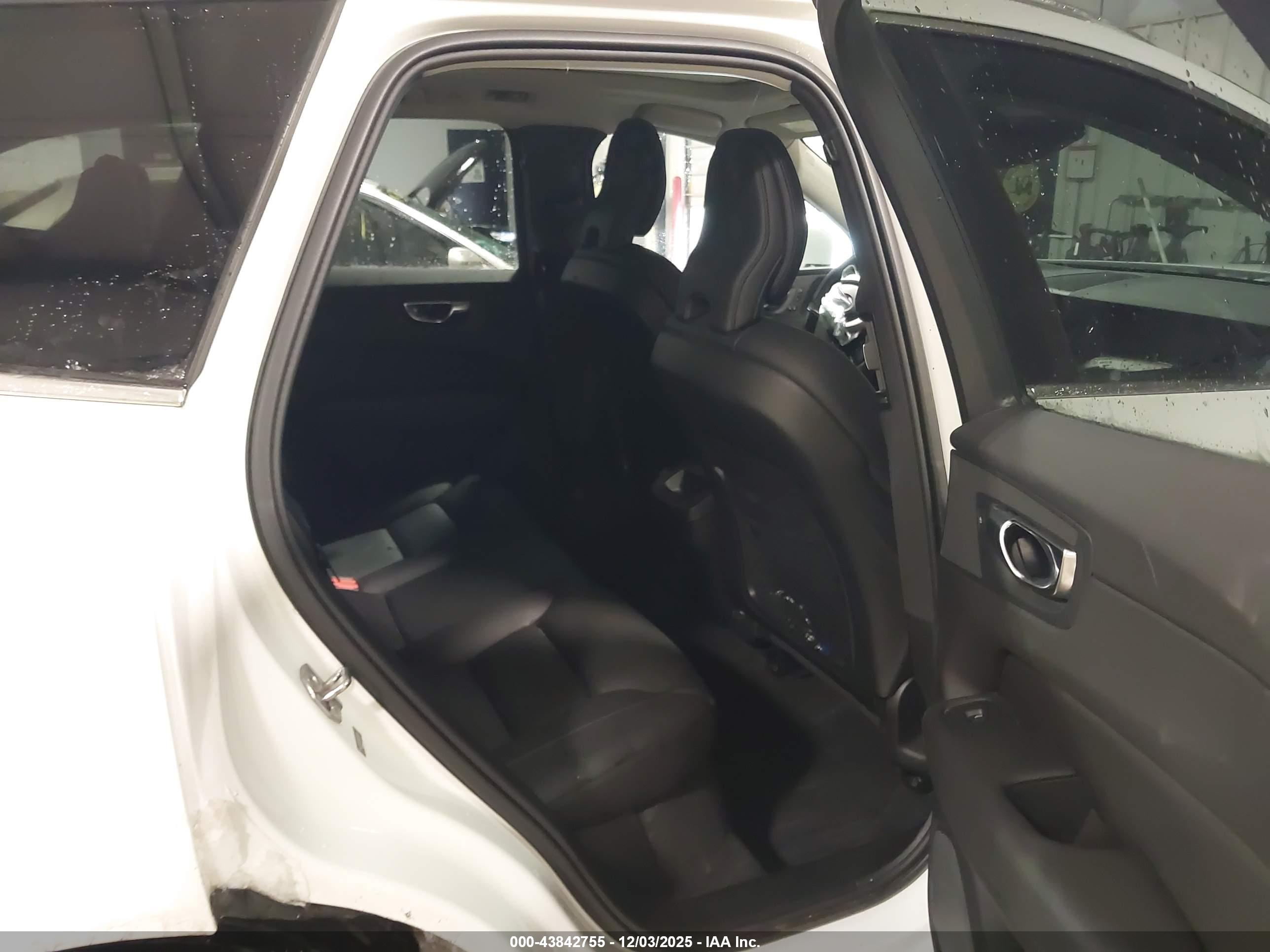 VOLVO XC60 image 8
