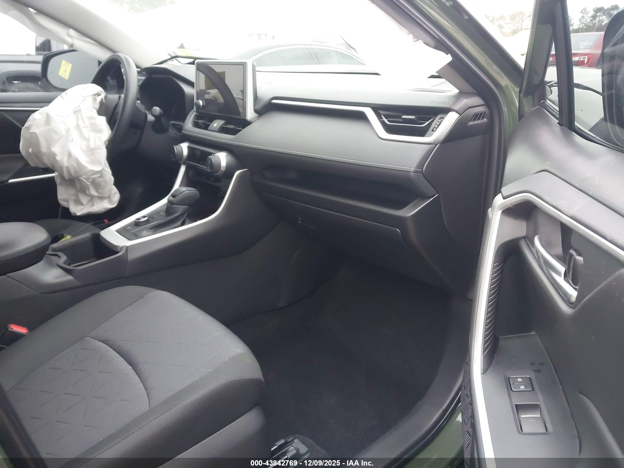 TOYOTA RAV4 image 5