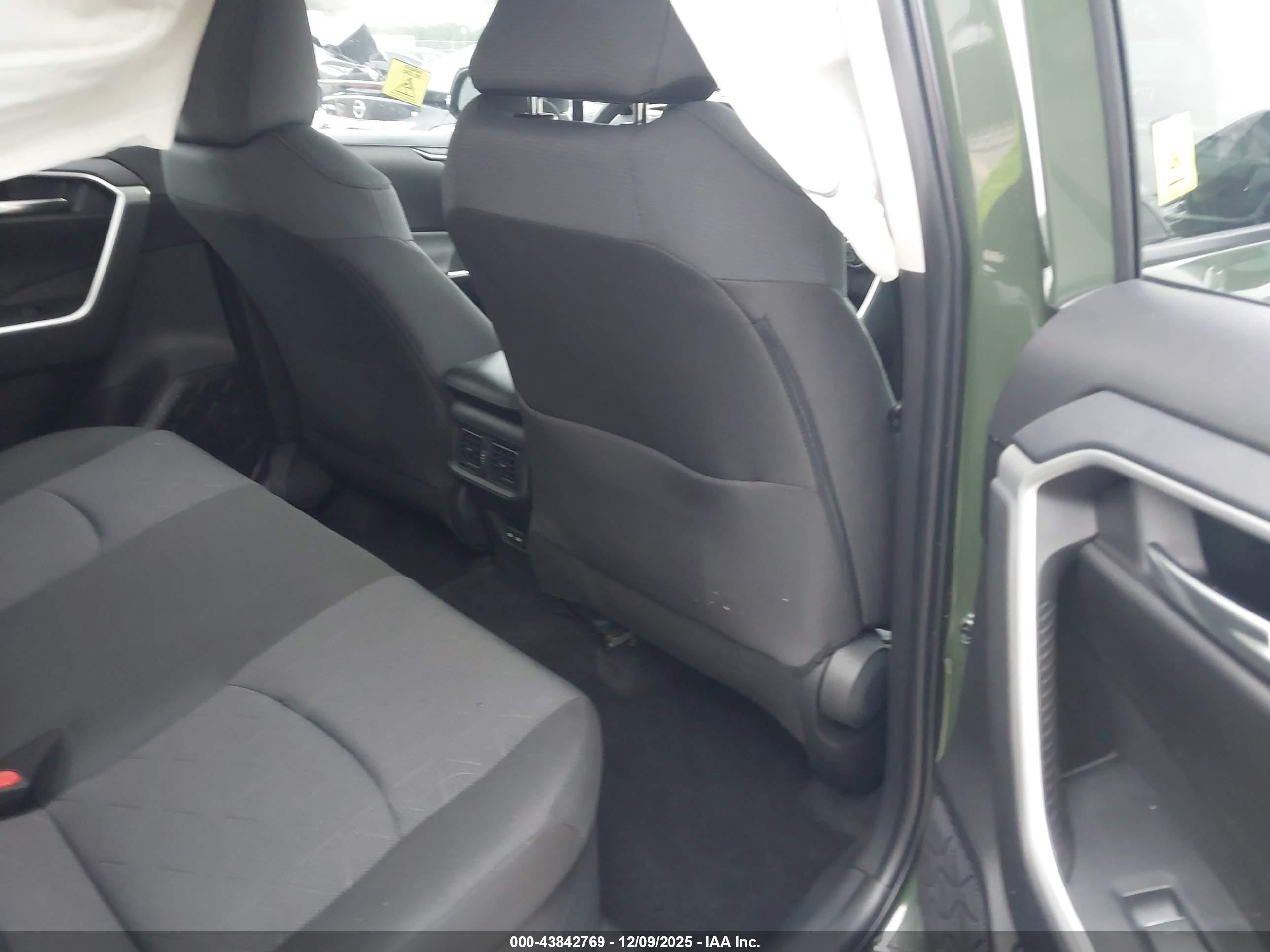 TOYOTA RAV4 image 8