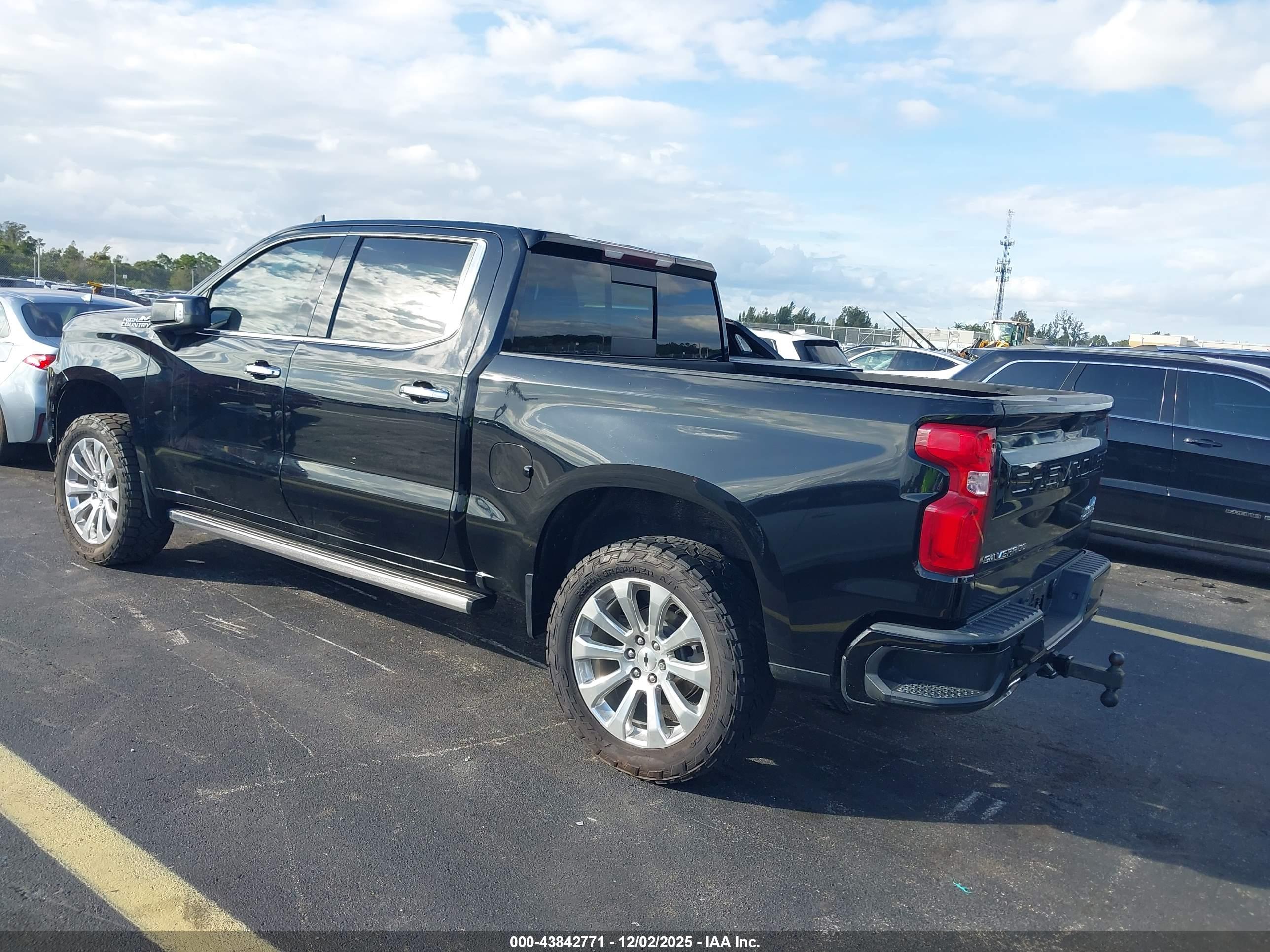 CHEVROLET SILVERADO image 3