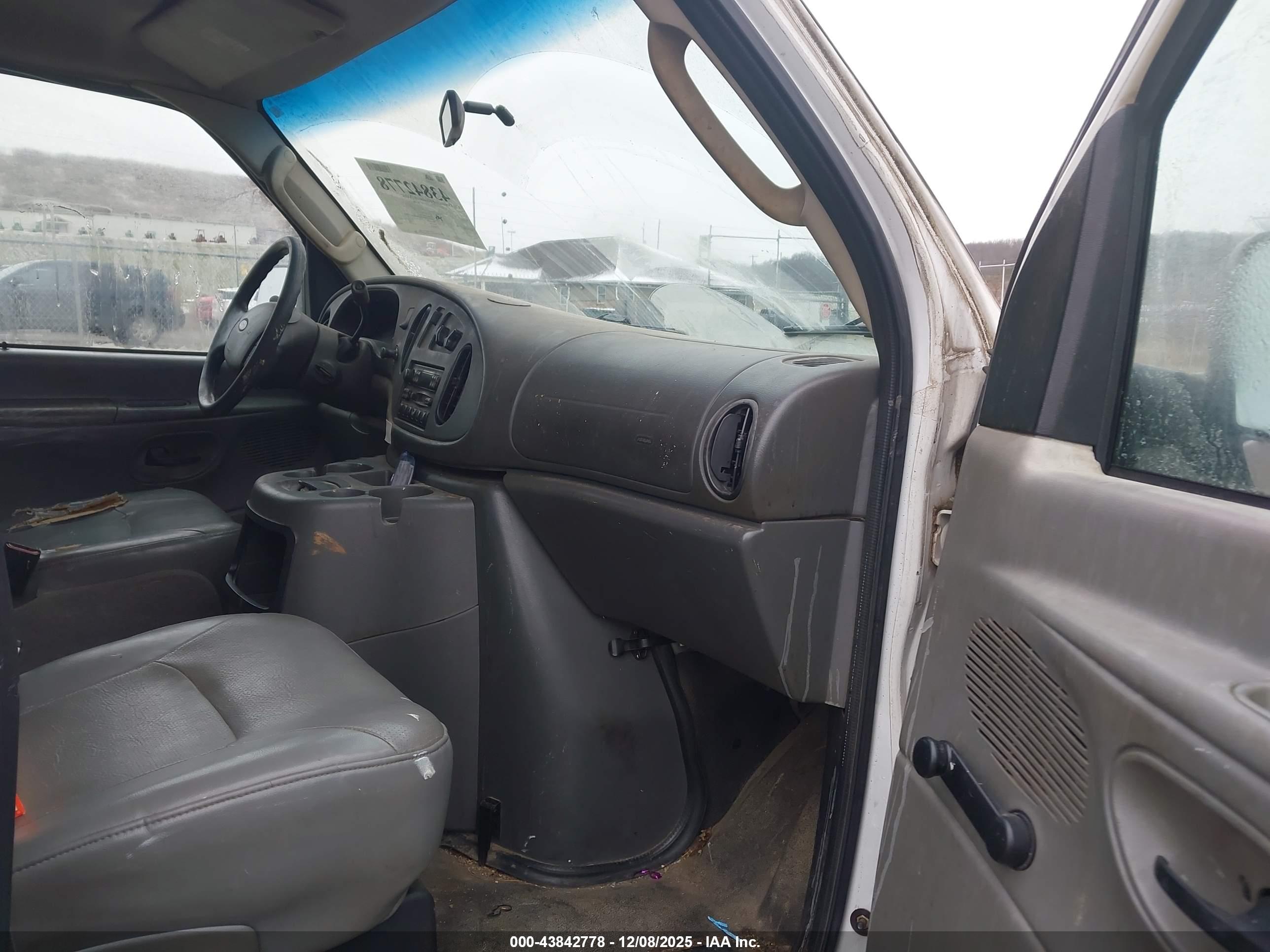 FORD E-250 image 5
