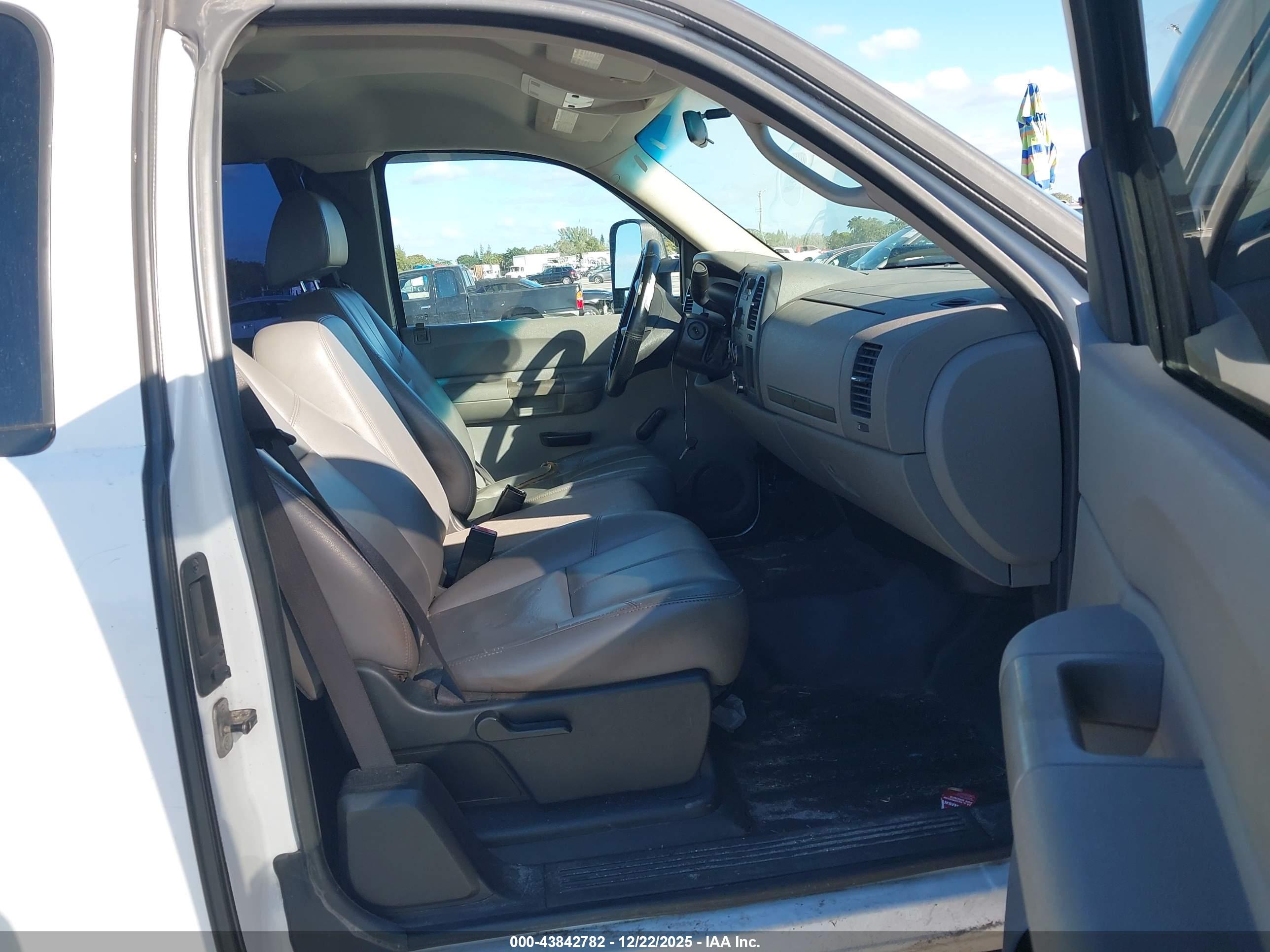 CHEVROLET SILVERADO image 5