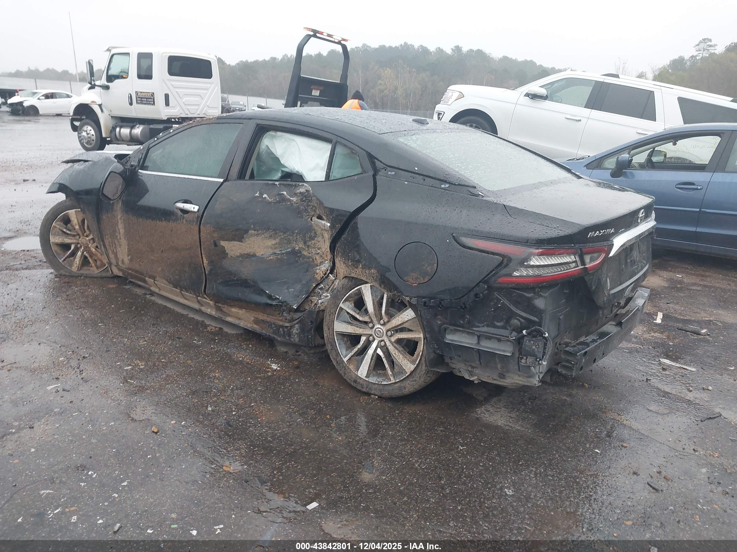 NISSAN MAXIMA image 3