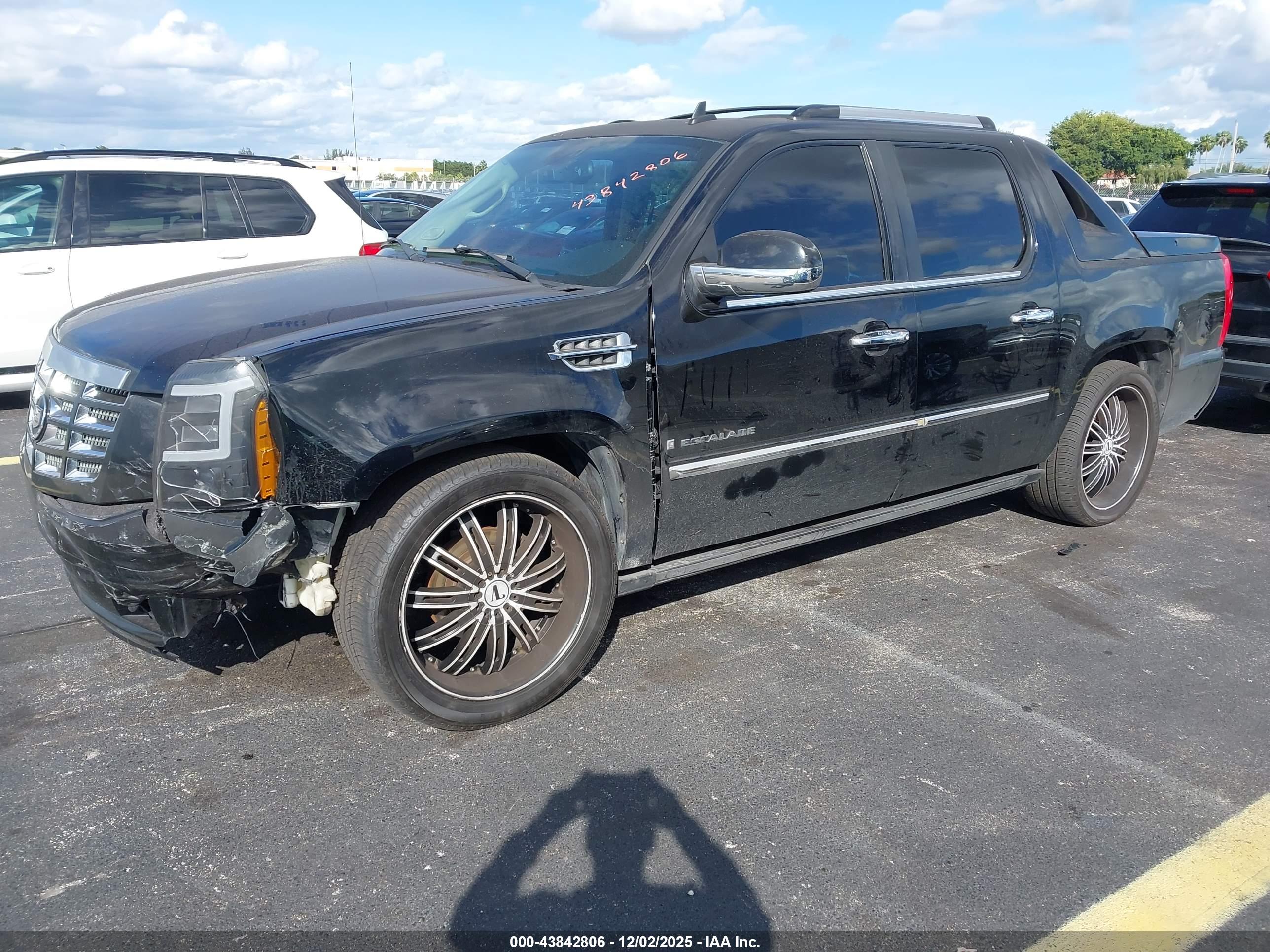 CADILLAC ESCALADE image 2