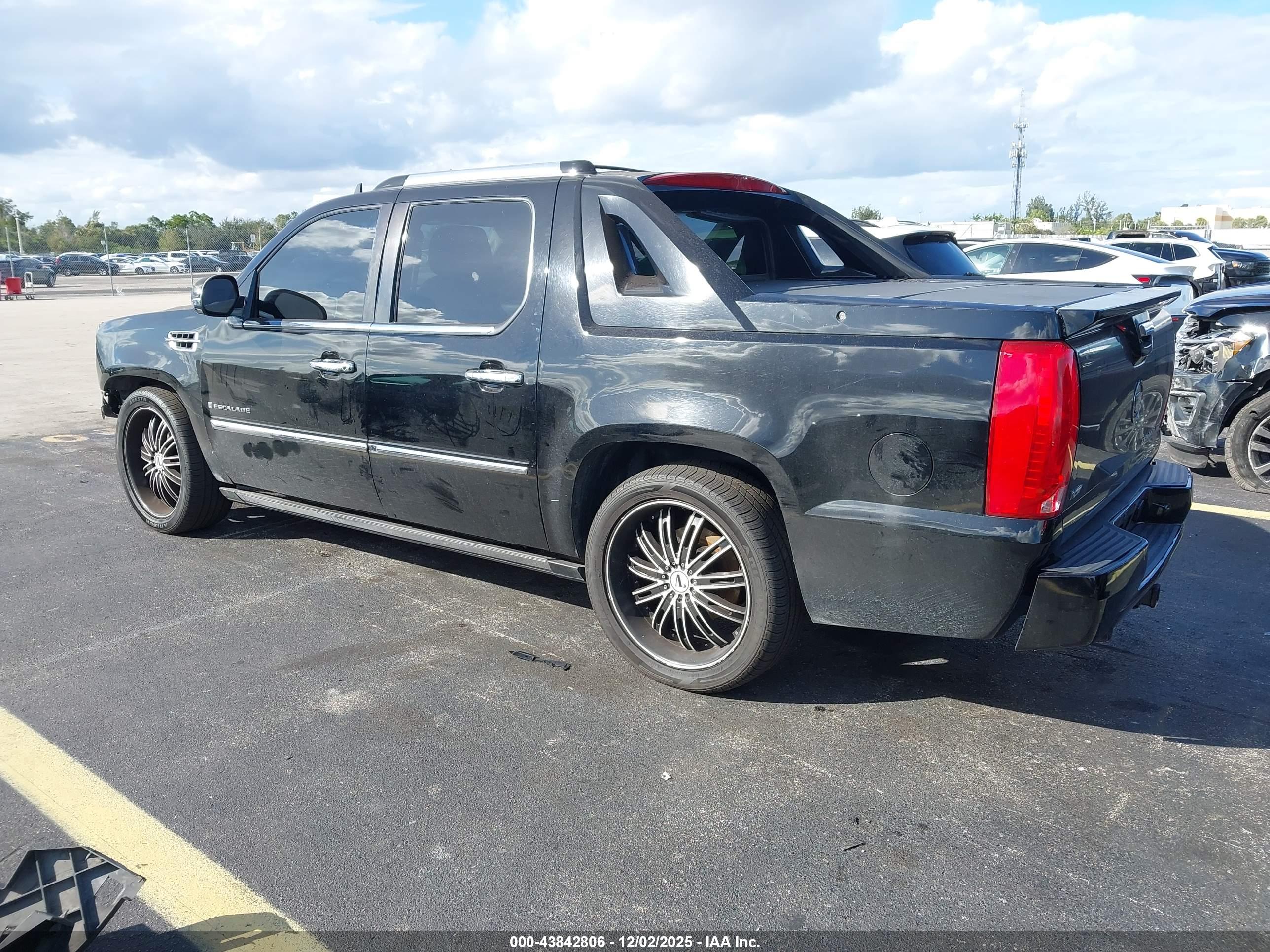 CADILLAC ESCALADE image 3