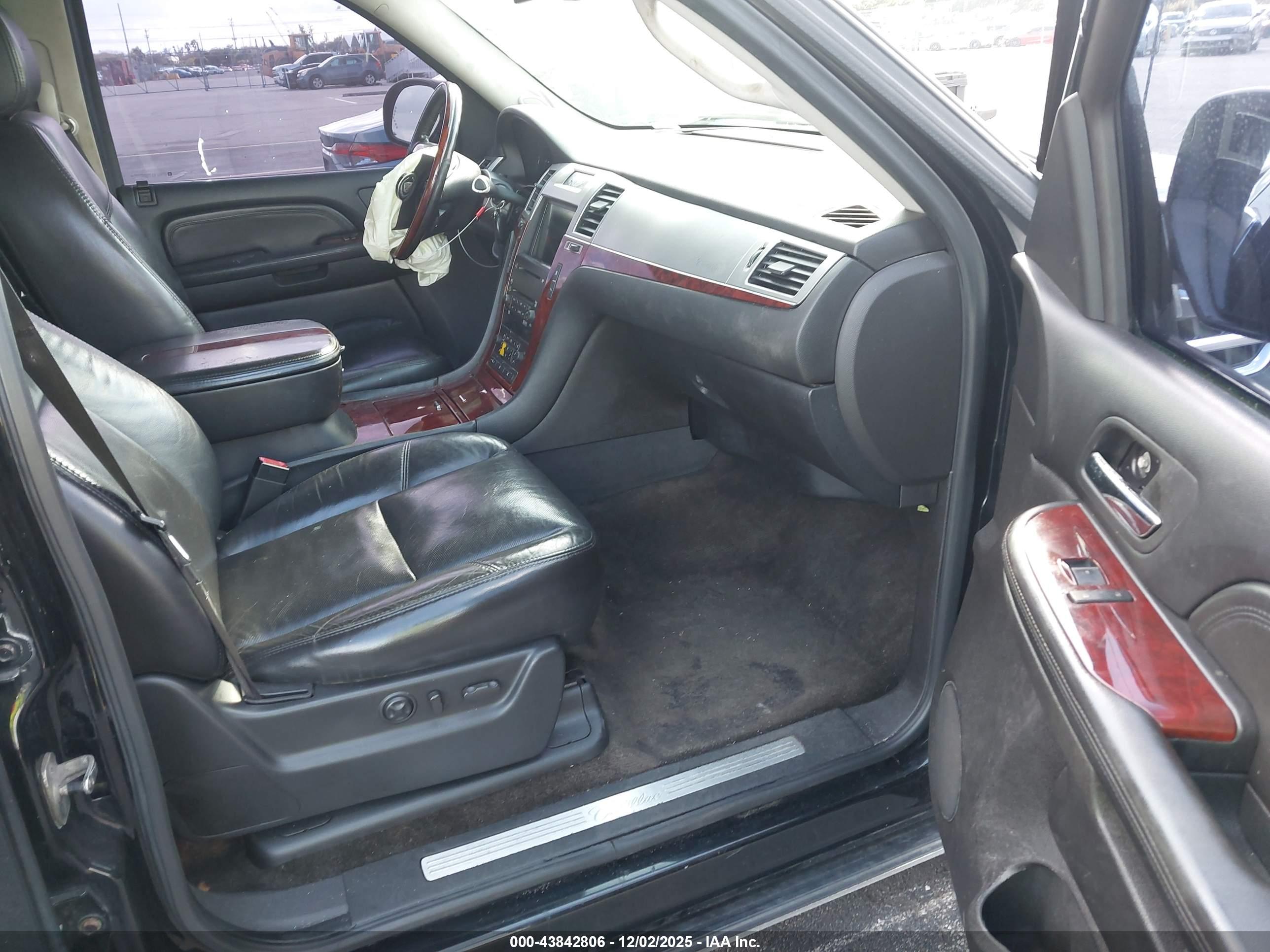 CADILLAC ESCALADE image 5