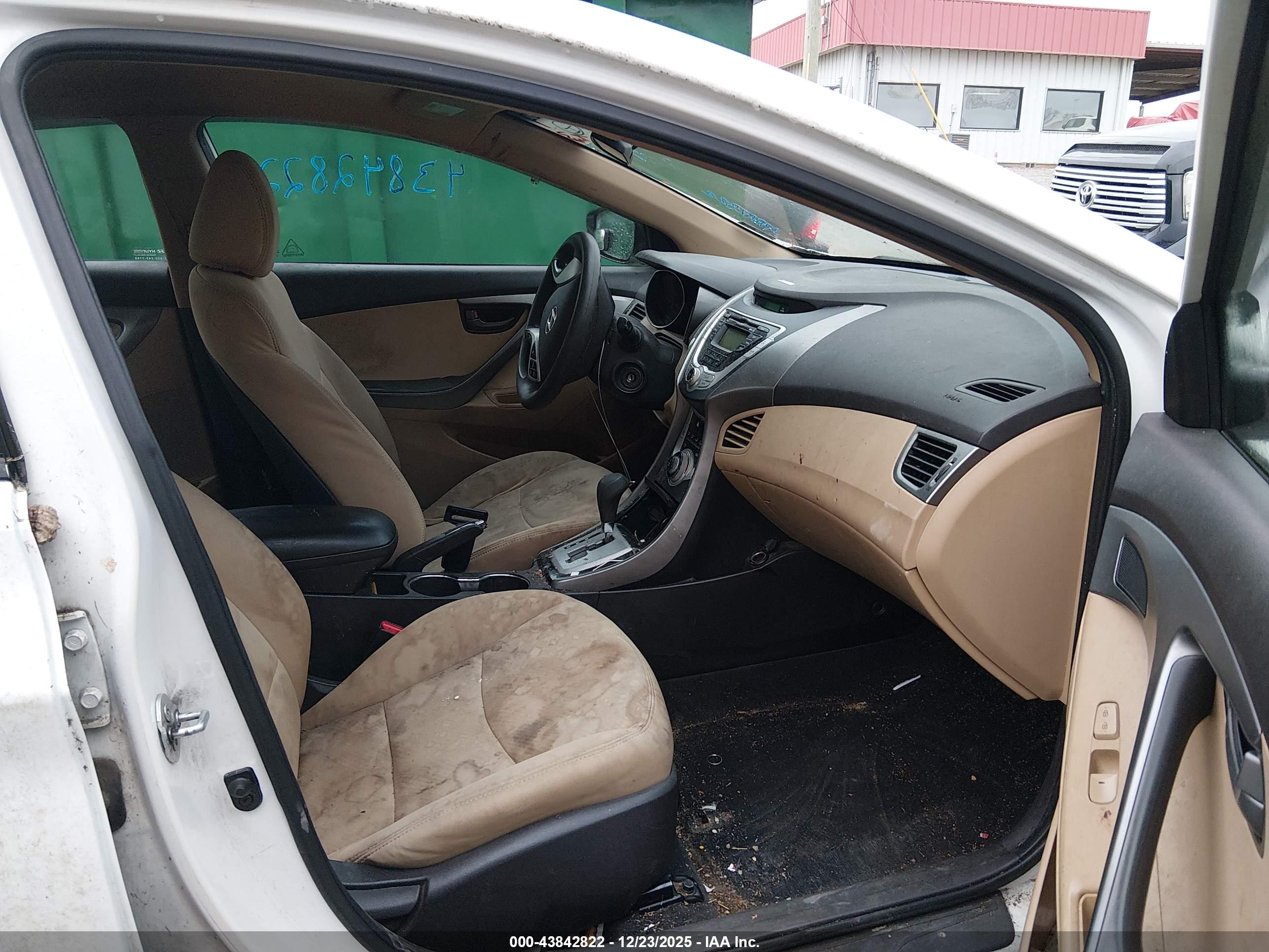 HYUNDAI ELANTRA image 5