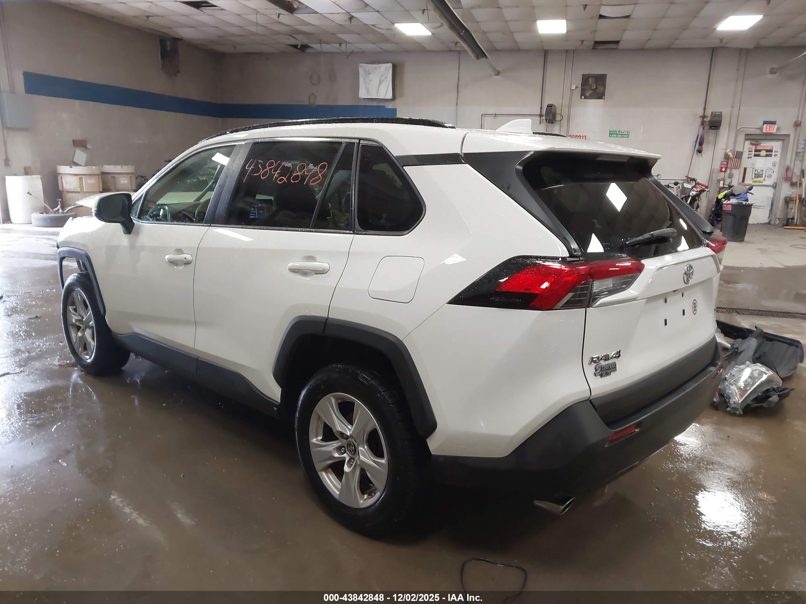 TOYOTA RAV4 image 3
