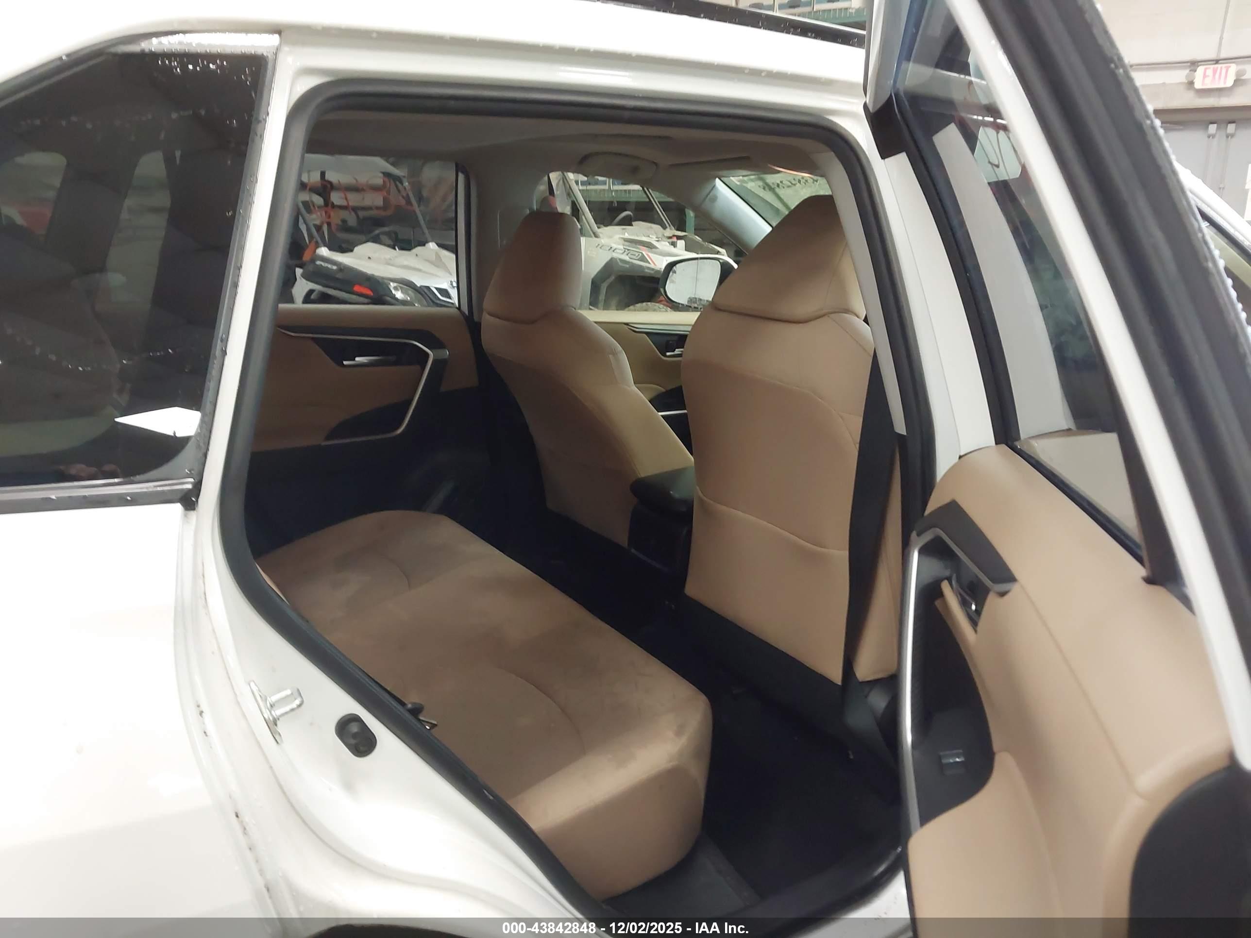 TOYOTA RAV4 image 8