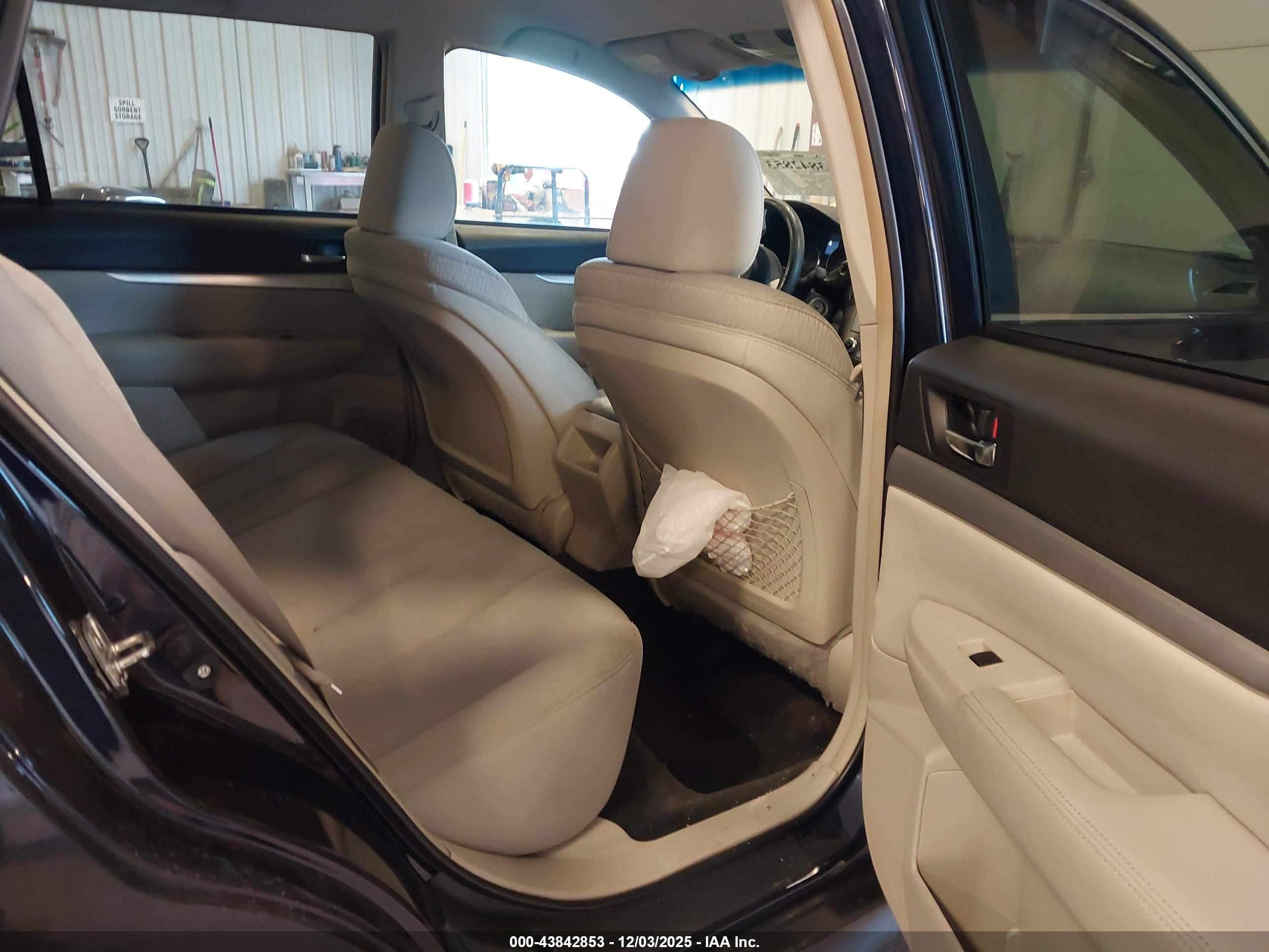 SUBARU OUTBACK image 8