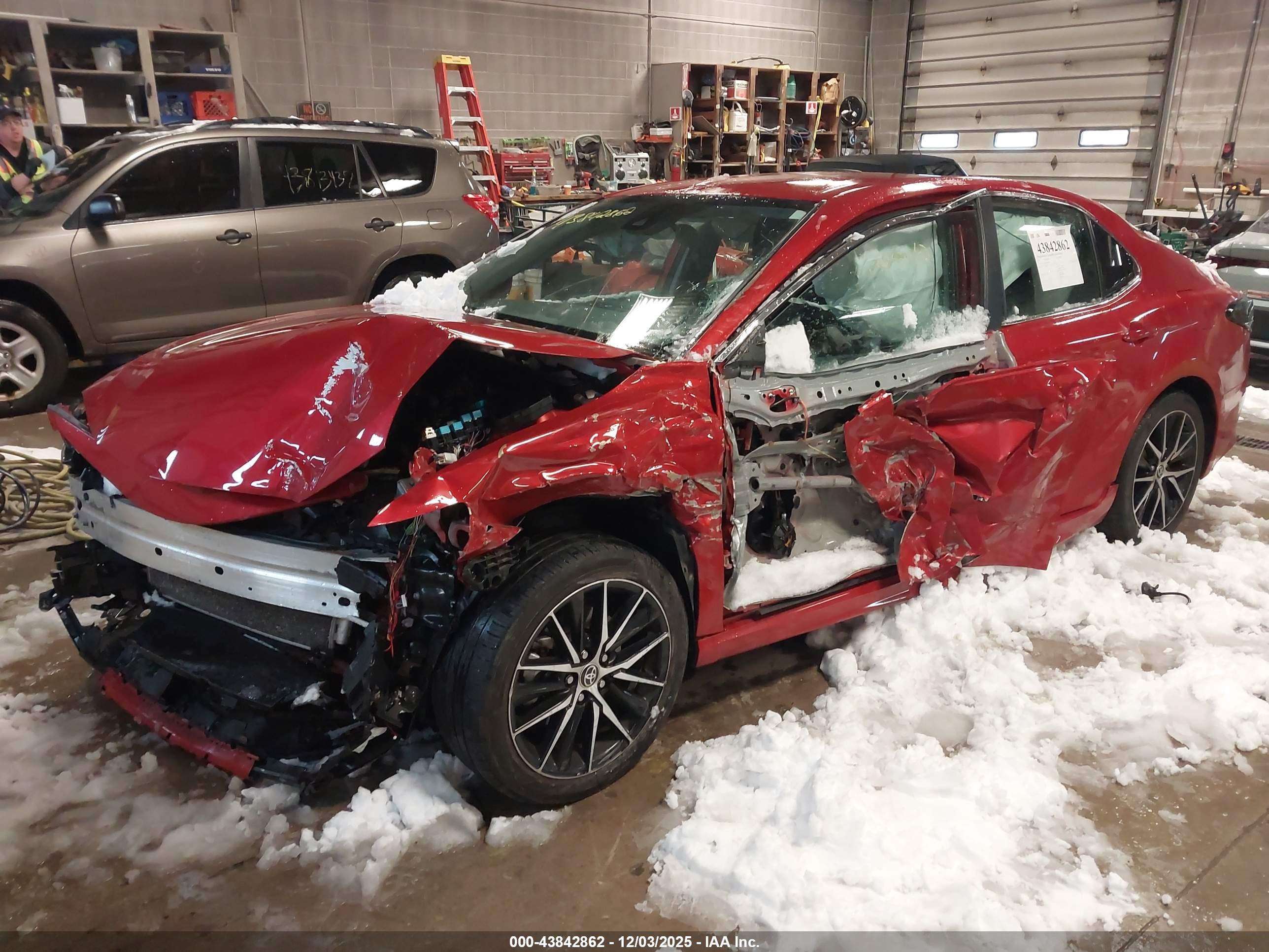 TOYOTA CAMRY image 2
