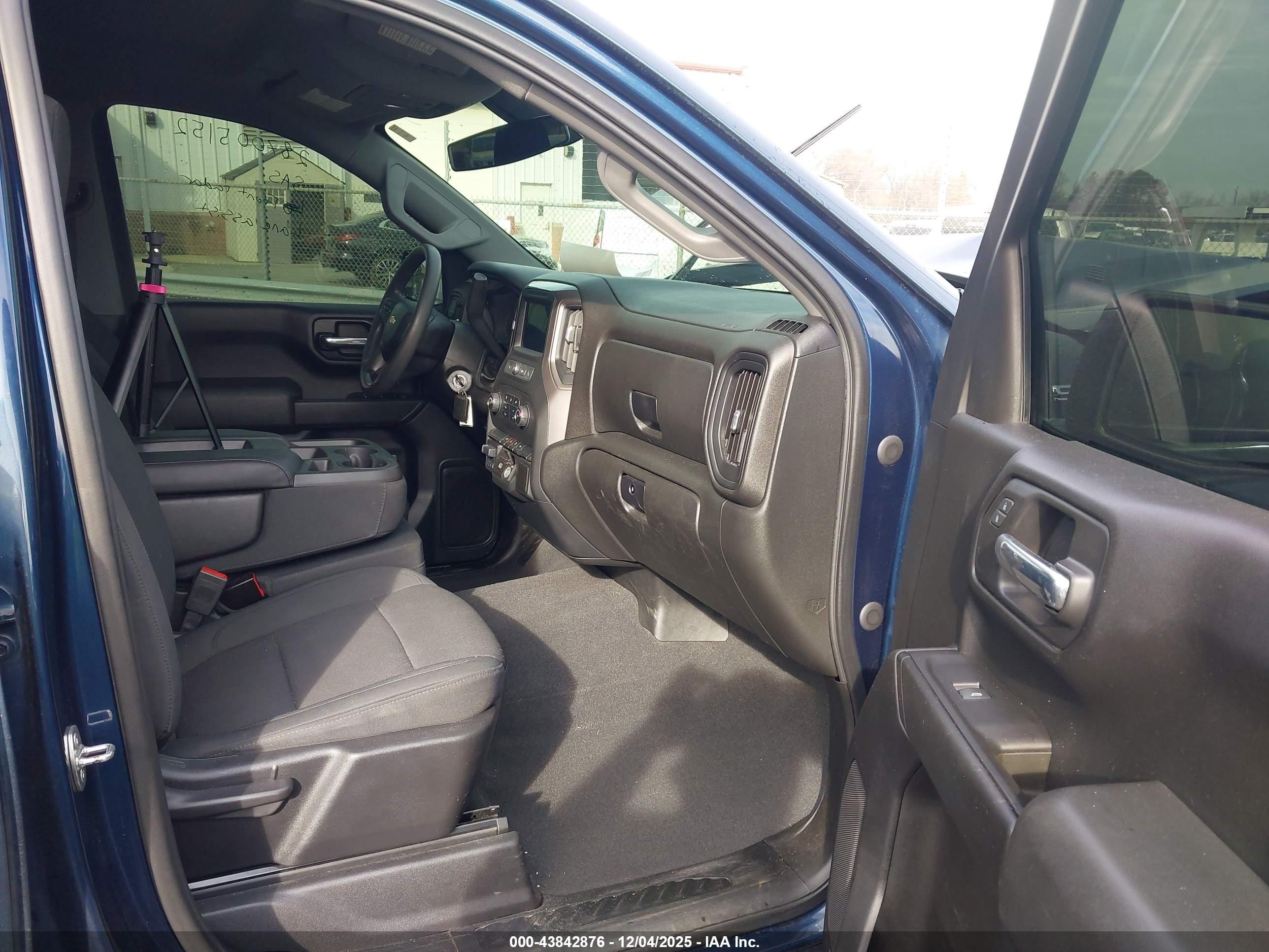 CHEVROLET SILVERADO image 5