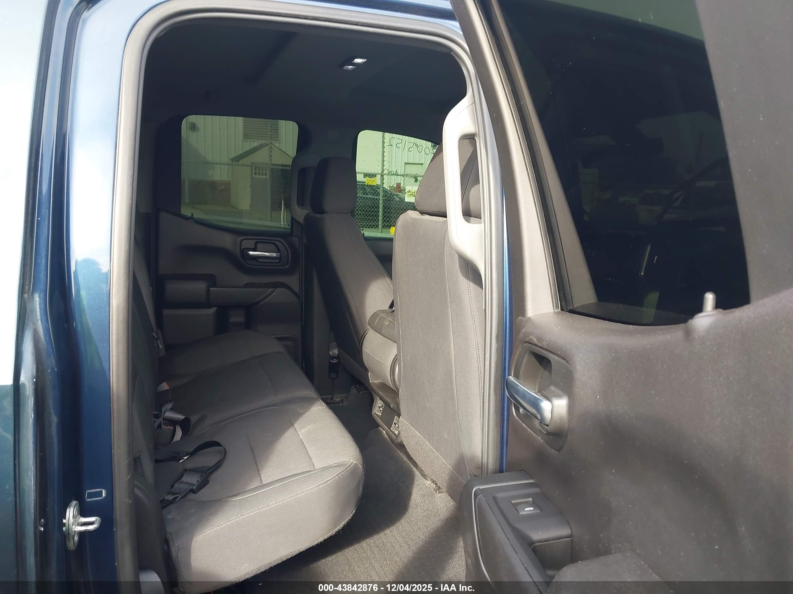 CHEVROLET SILVERADO image 8