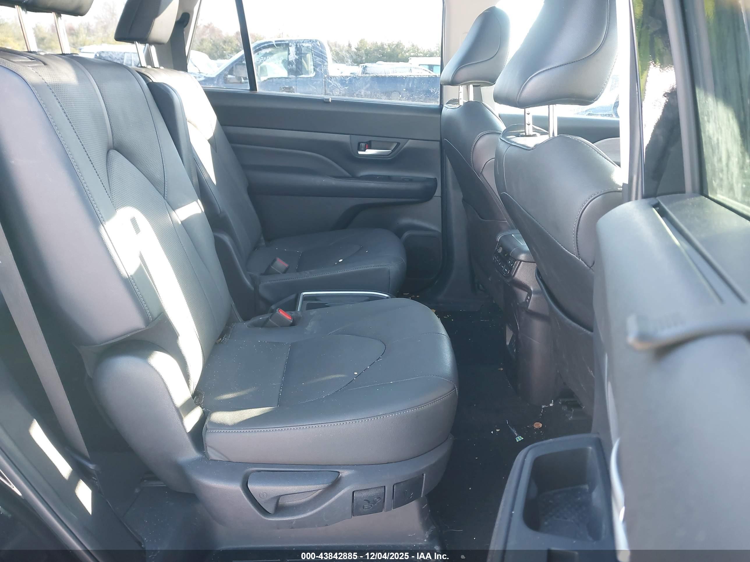 TOYOTA GRAND image 8
