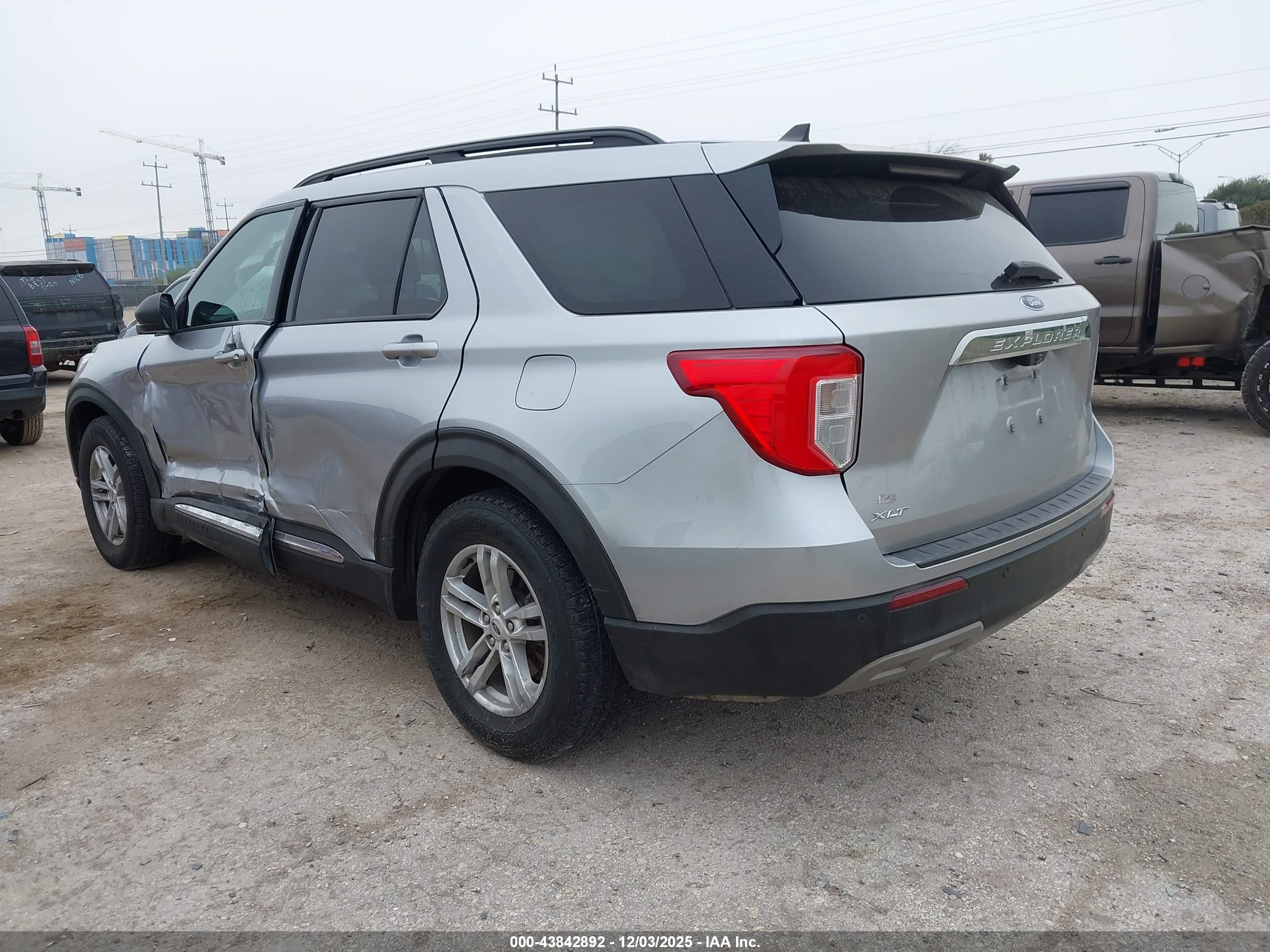 FORD EXPLORER image 3