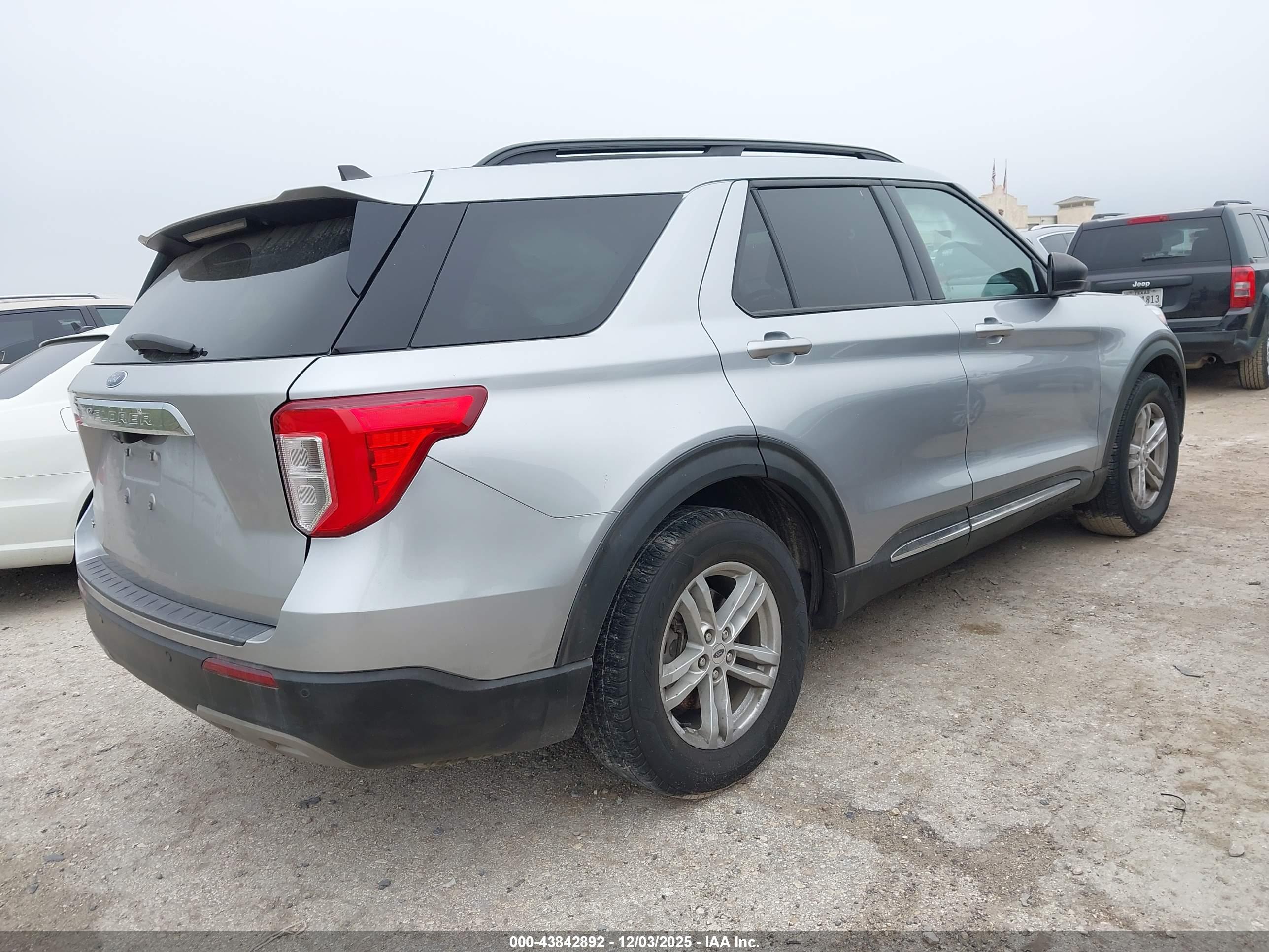 FORD EXPLORER image 4