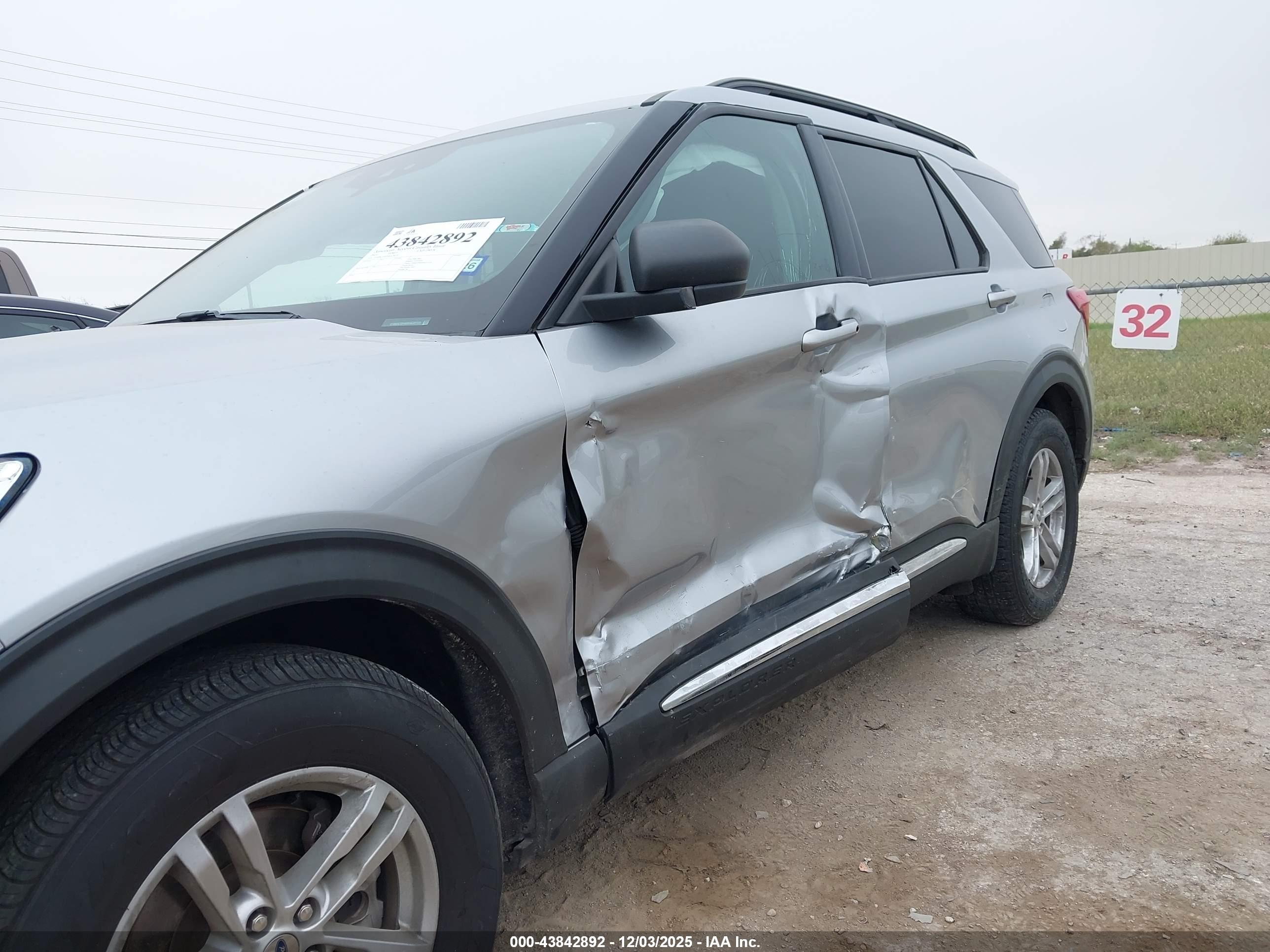 FORD EXPLORER image 6