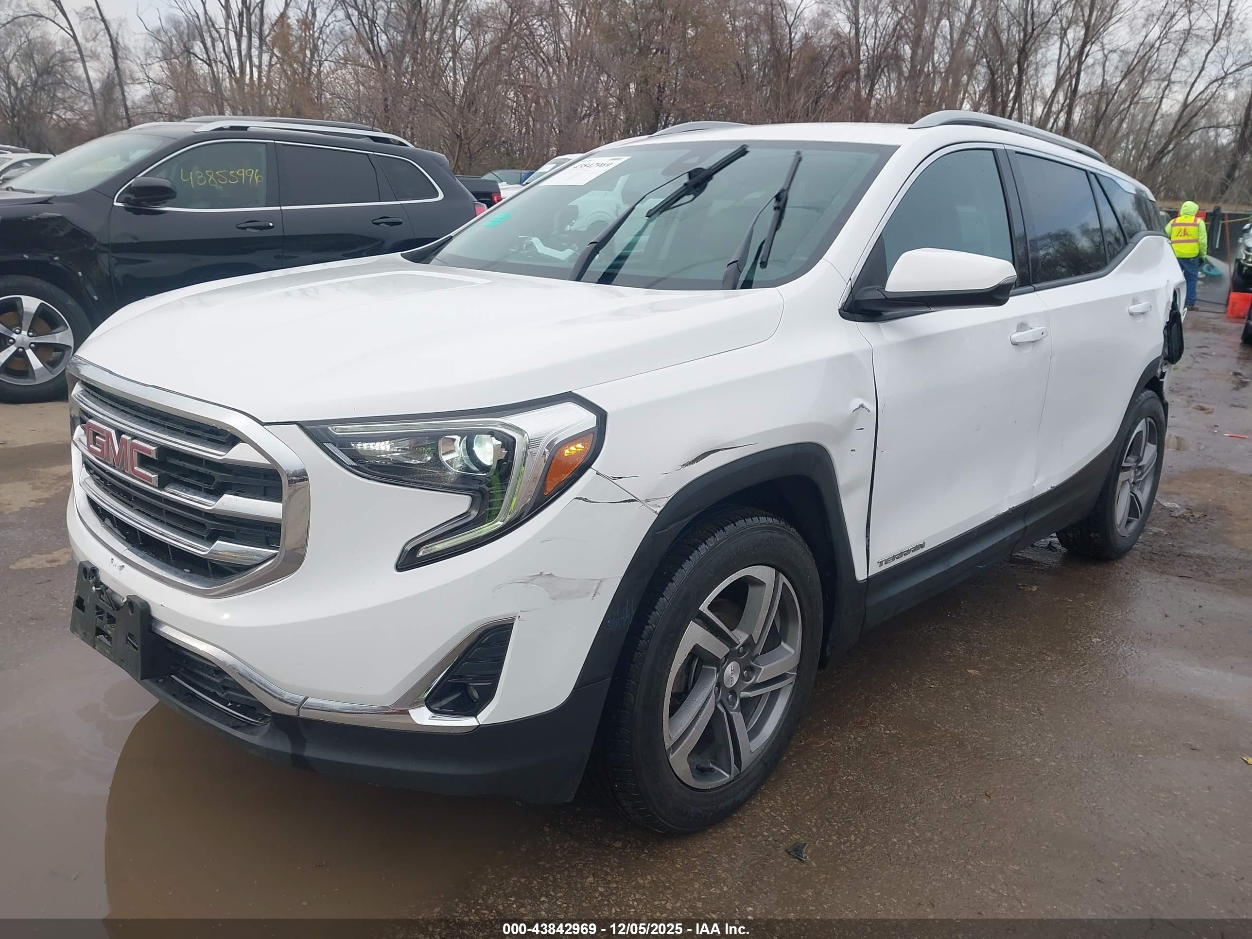 GMC TERRAIN image 2