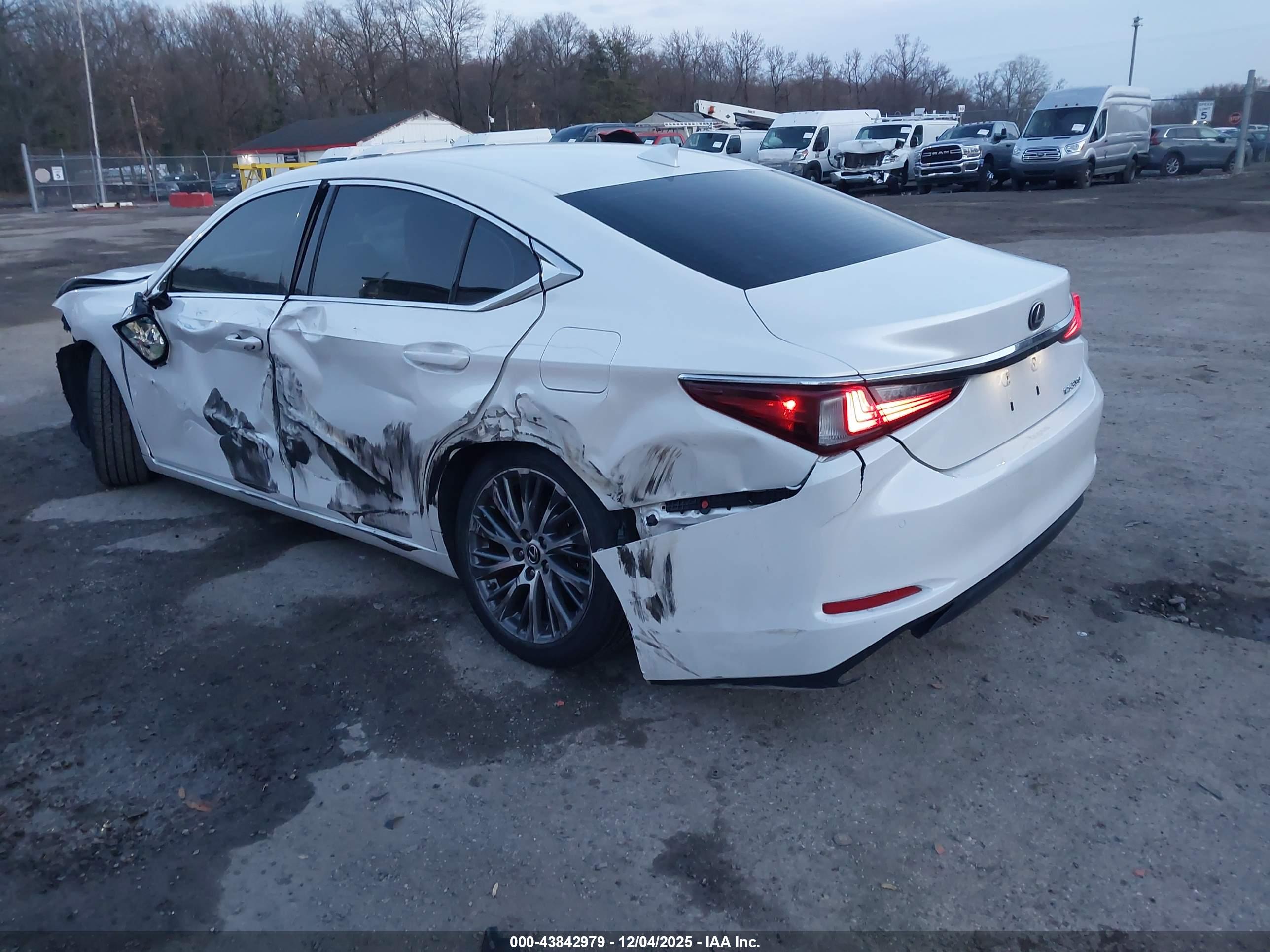 LEXUS ES image 3