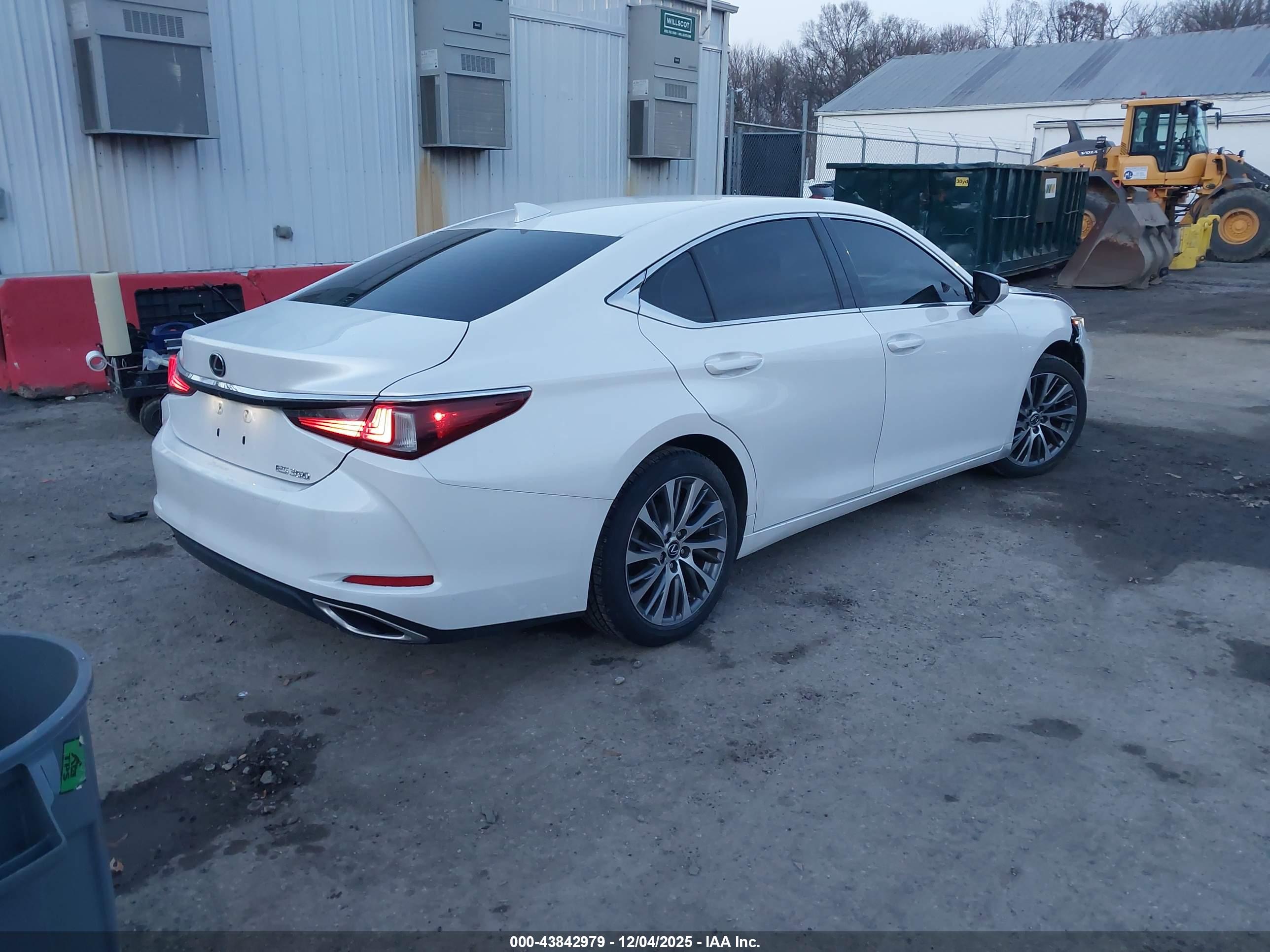 LEXUS ES image 4