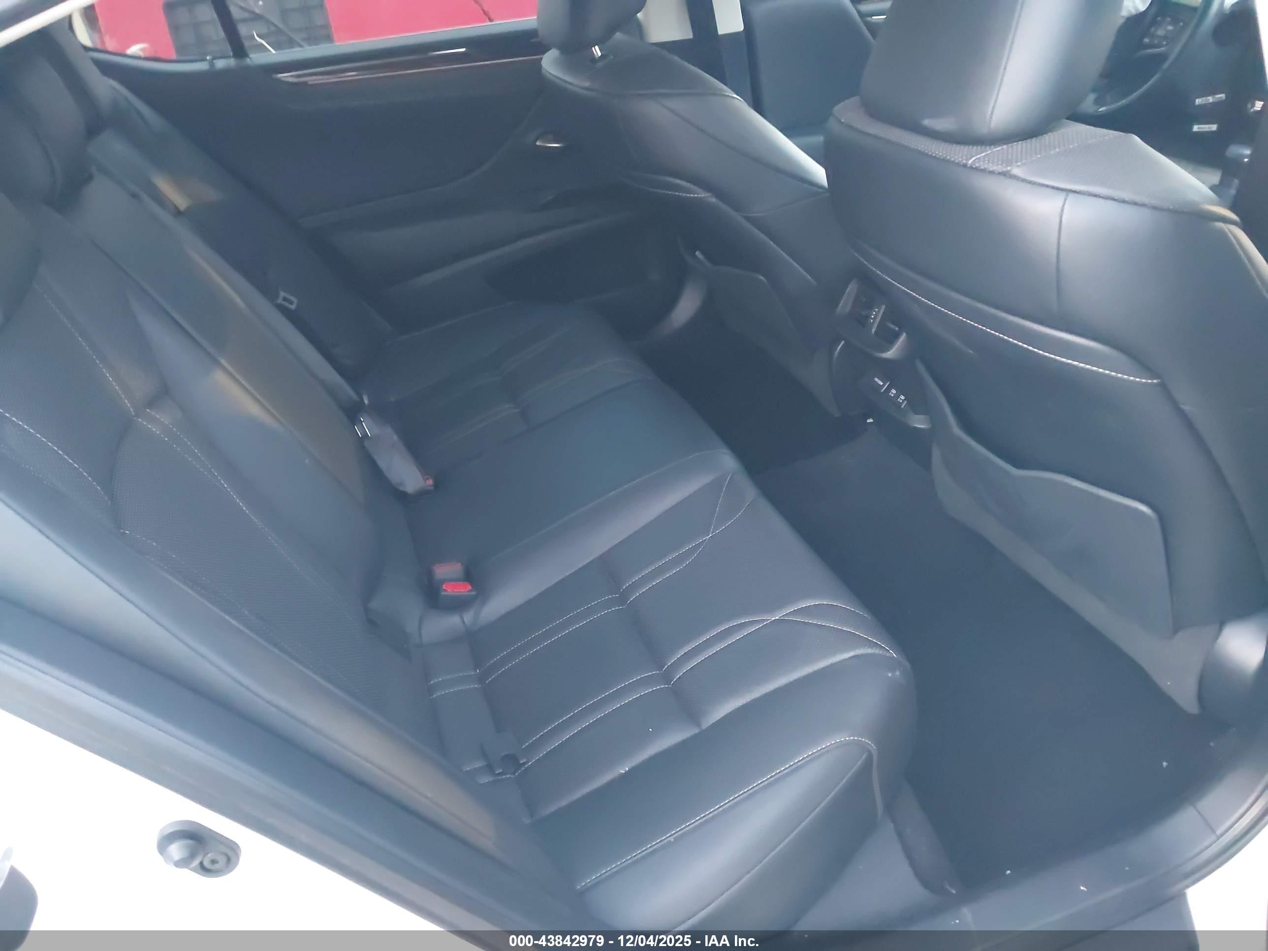 LEXUS ES image 8