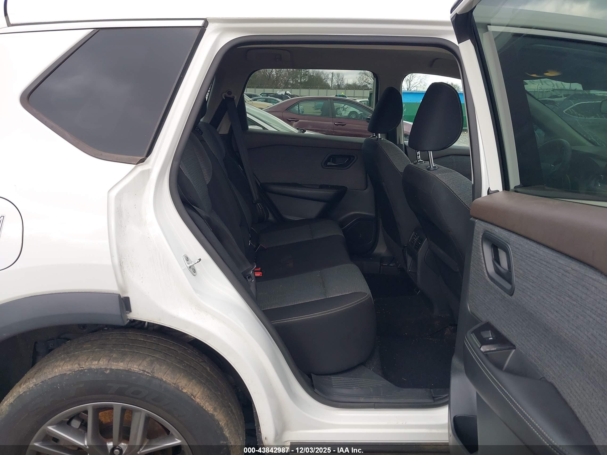 NISSAN ROGUE image 8